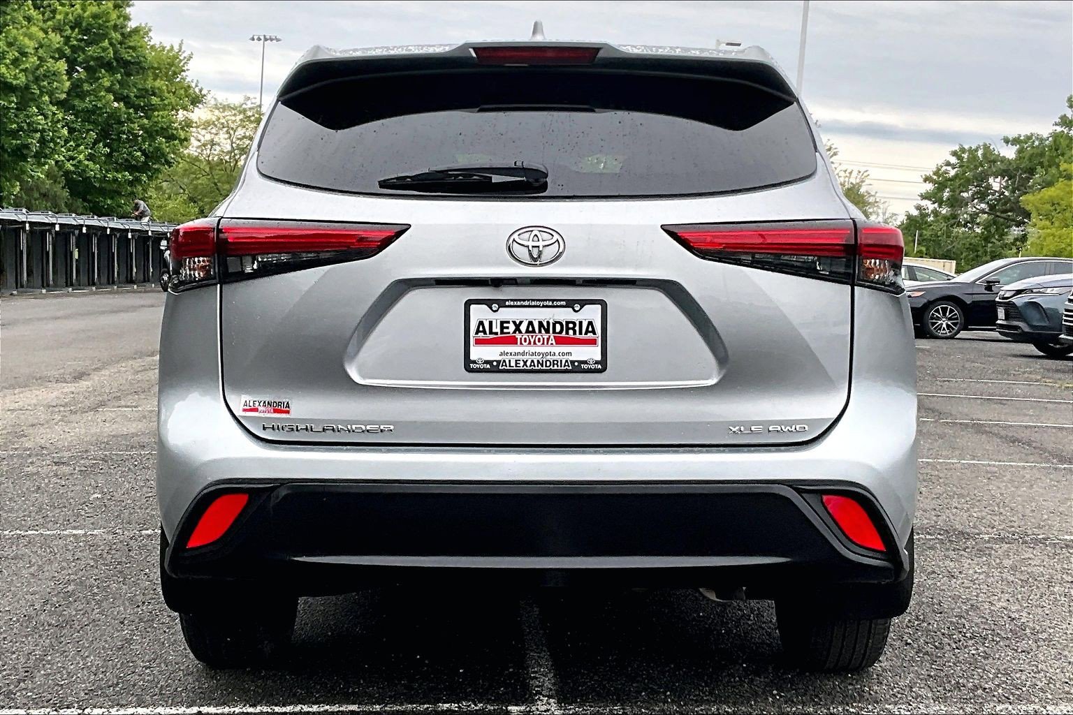 Used 2022 Toyota Highlander XLE AWD/4WD image 4