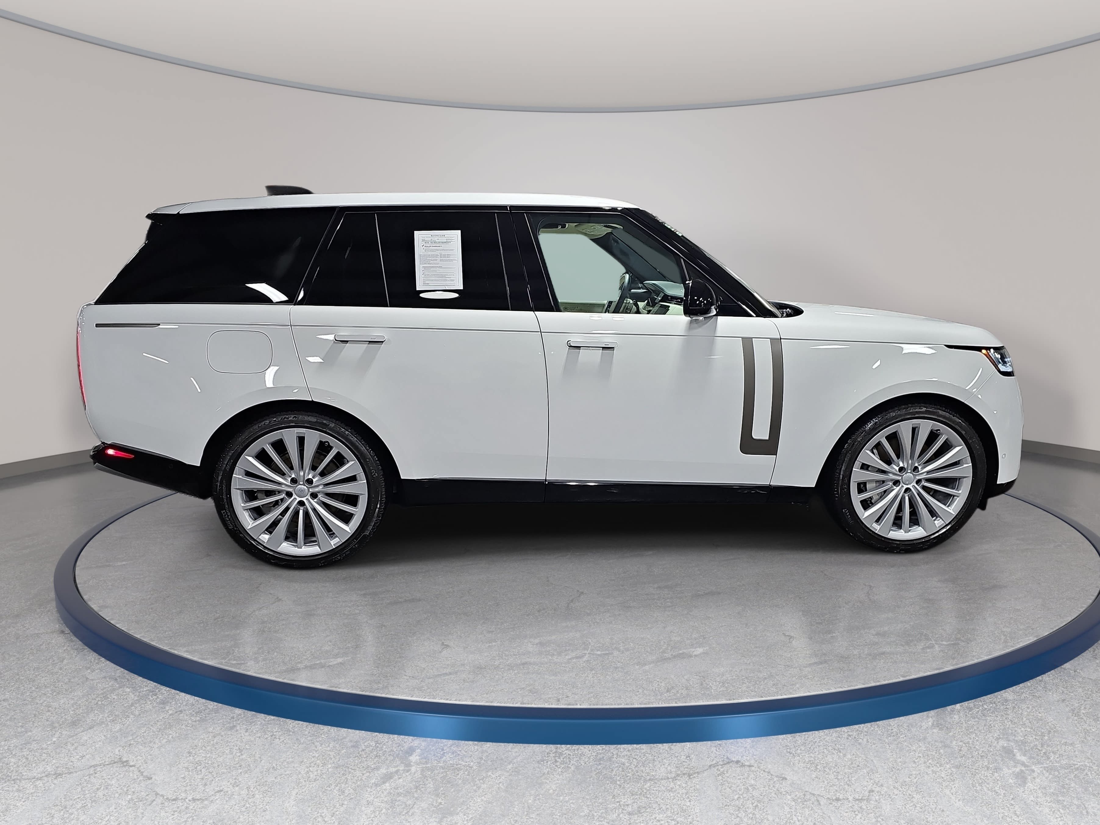 Used 2025 Land Rover Range Rover SE AWD/4WD image 4