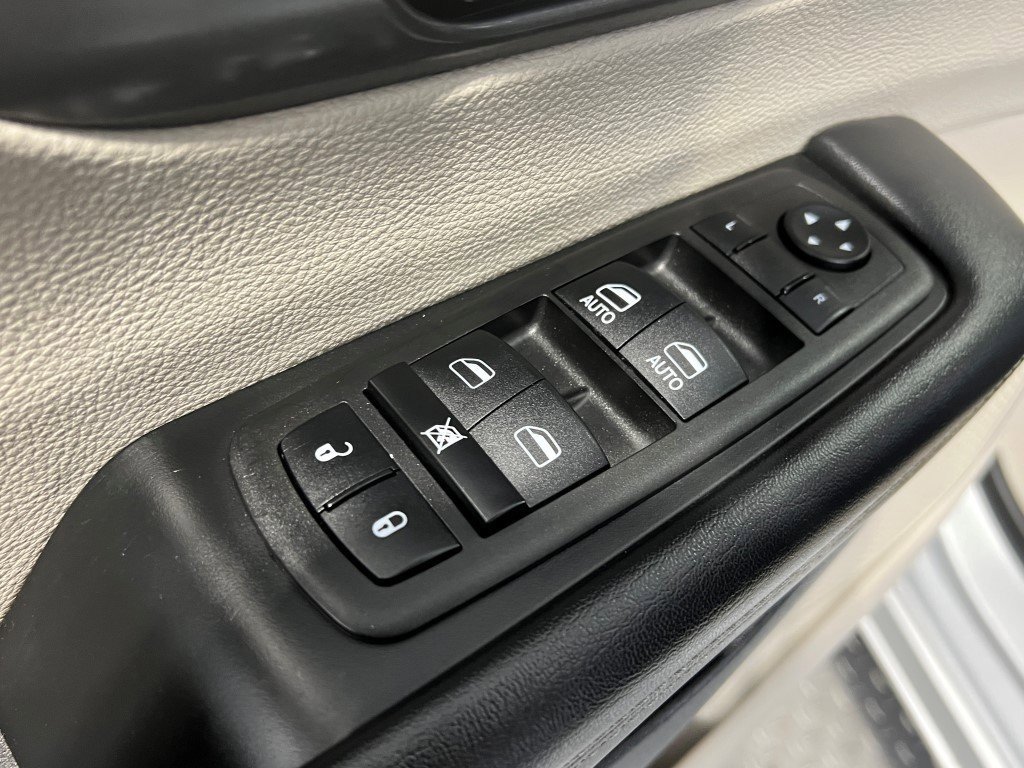 Used 2023 Chrysler Pacifica Touring-L image 29