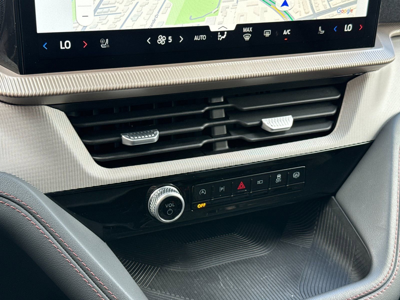 Used 2025 Ford Explorer Active w/ Active Comfort Package image 25