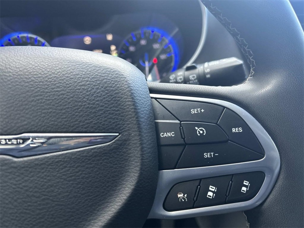 Used 2024 Chrysler Pacifica Touring-L image 22