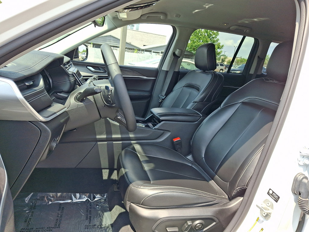 Used 2023 Jeep Grand Cherokee Limited AWD/4WD image 24