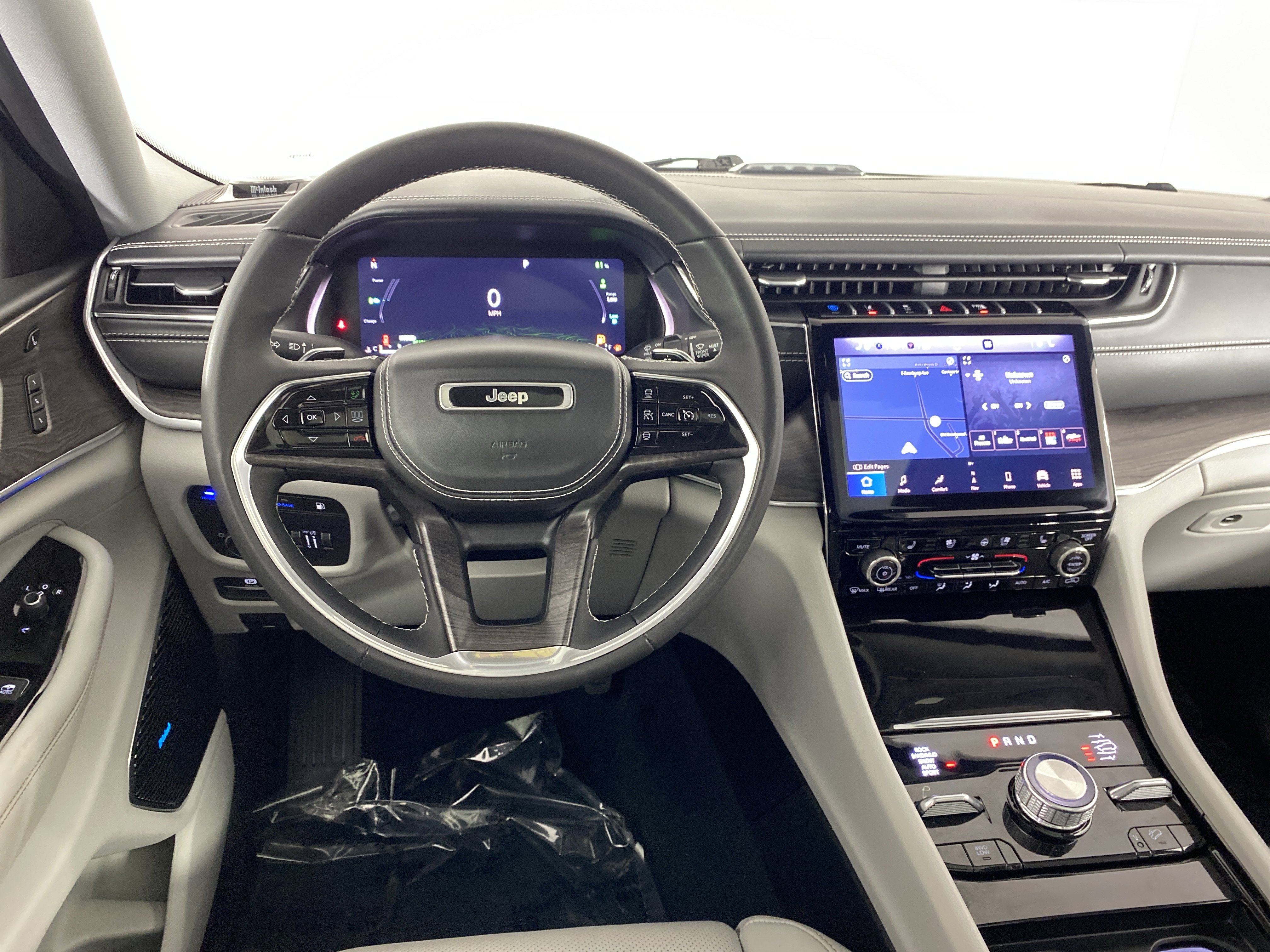 Used 2022 Jeep Grand Cherokee Overland w/ Luxury Tech Group IV image 39