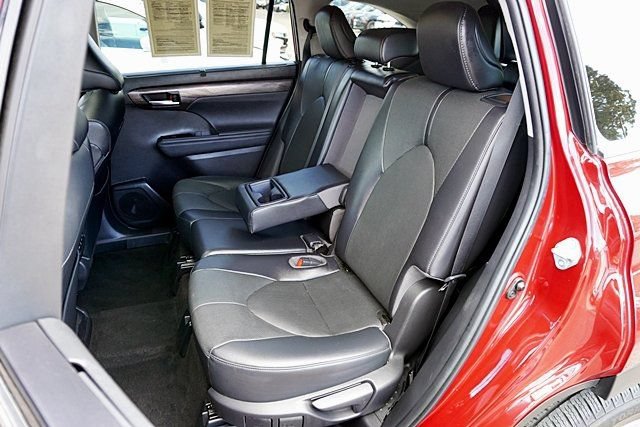 Used 2023 Toyota Highlander Limited FWD image 25
