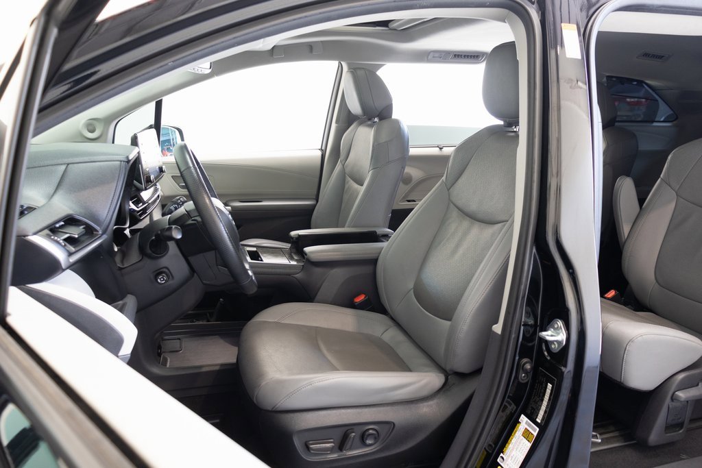 Used 2024 Toyota Sienna Limited image 18