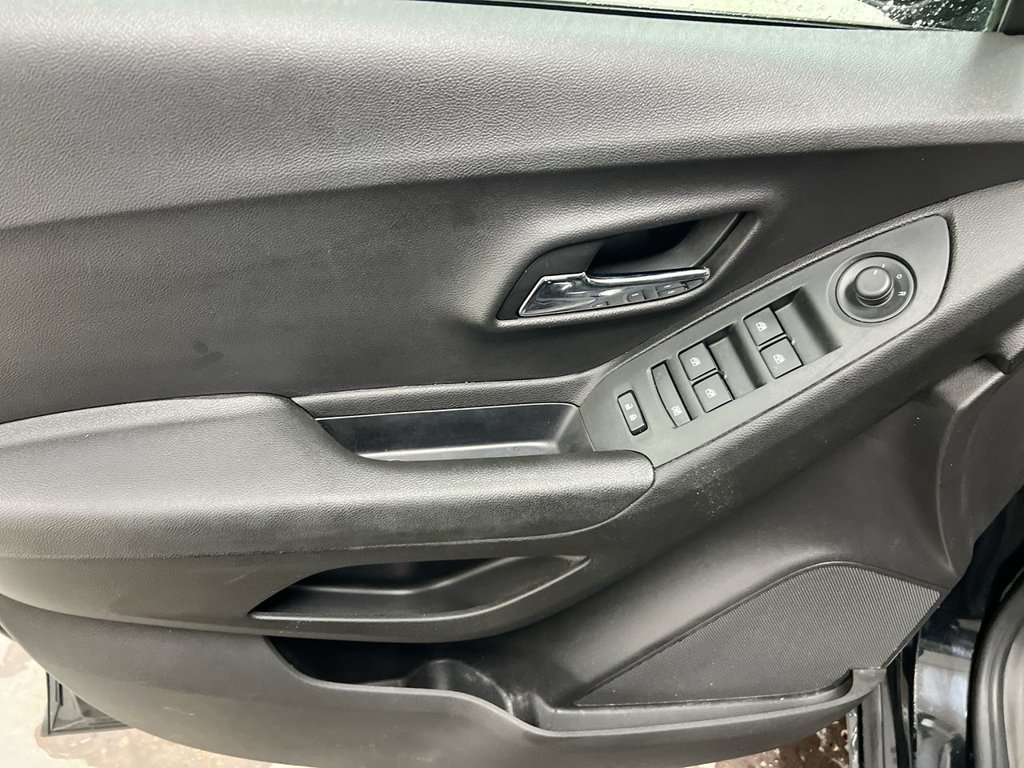 Used 2018 Chevrolet Trax LT w/ LT Convenience Package FWD image 20