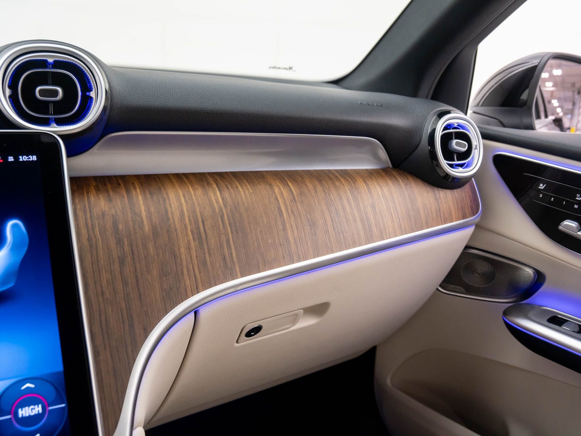 Used 2025 Mercedes-Benz GLC 350e 4MATIC image 27