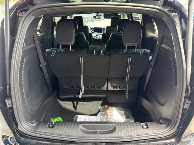New 2027 Chrysler Pacifica Limited w/ Family Tech Group FWD image 14