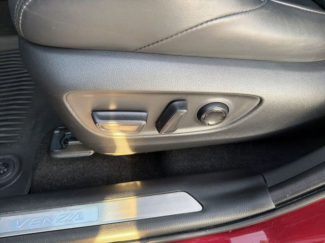 Used 2023 Toyota Venza Limited image 27