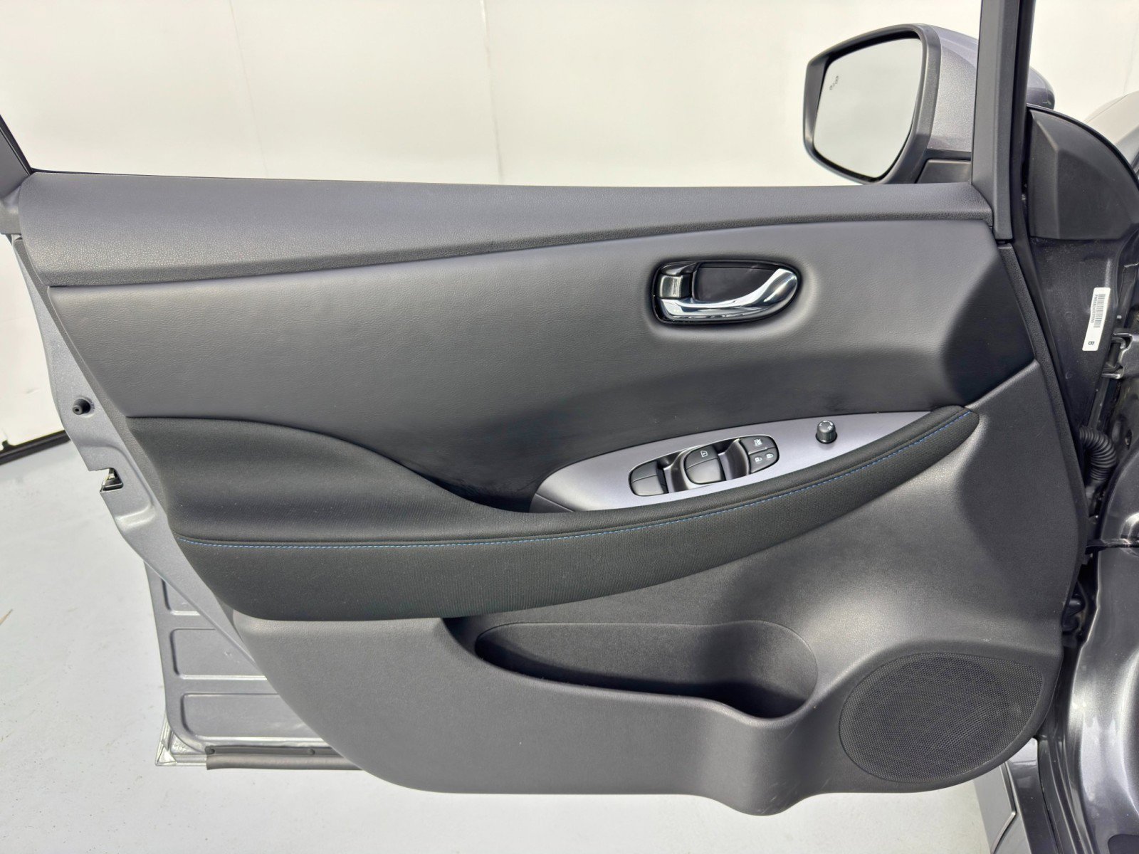 Used 2025 Nissan Leaf S image 33