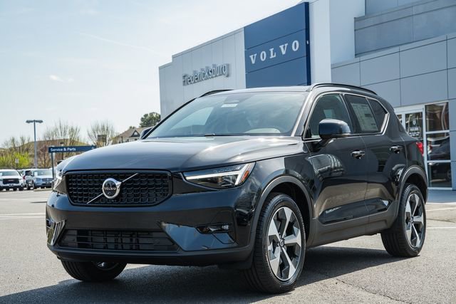 New 2026 Volvo XC40 B5 Plus w/ Climate Package image 3
