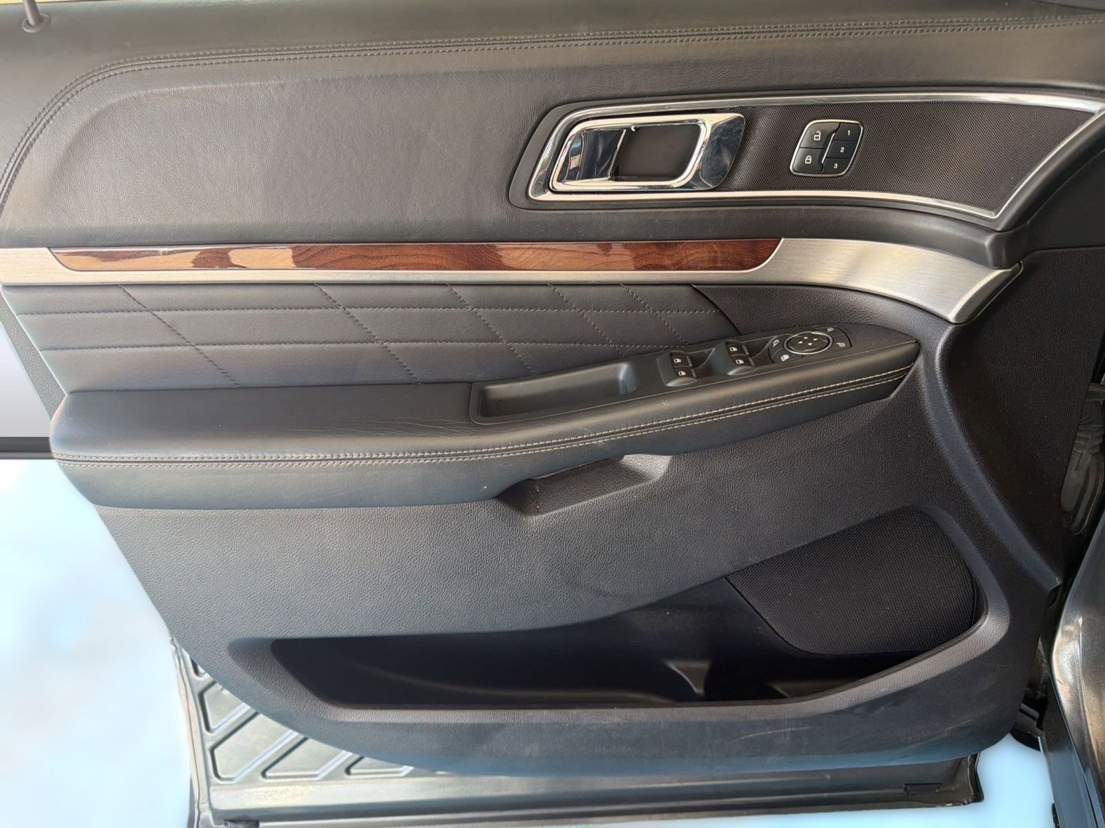 Used 2018 Ford Explorer Platinum image 11