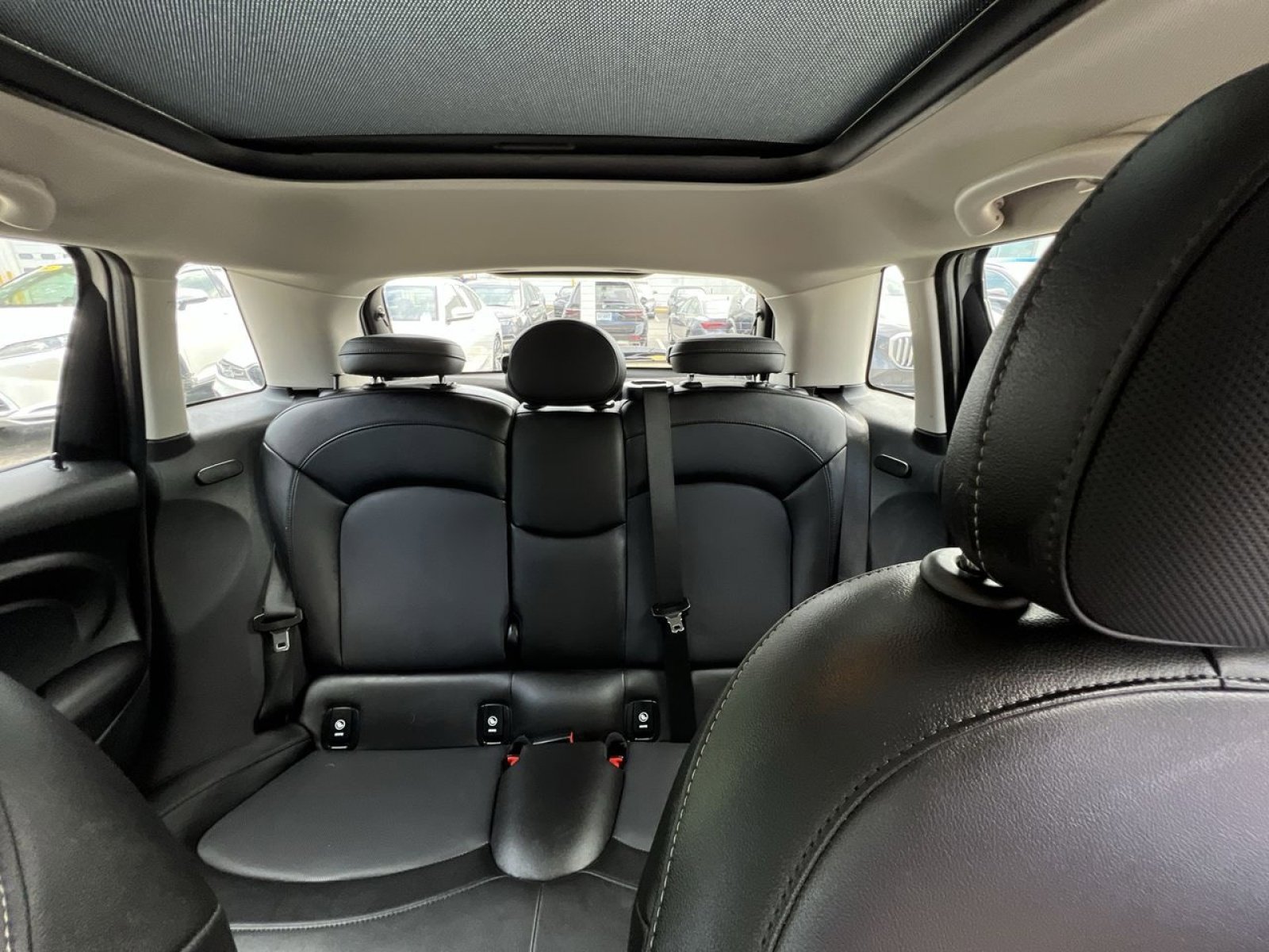 Used 2020 MINI Cooper 4-Door Hardtop w/ Storage Package image 9