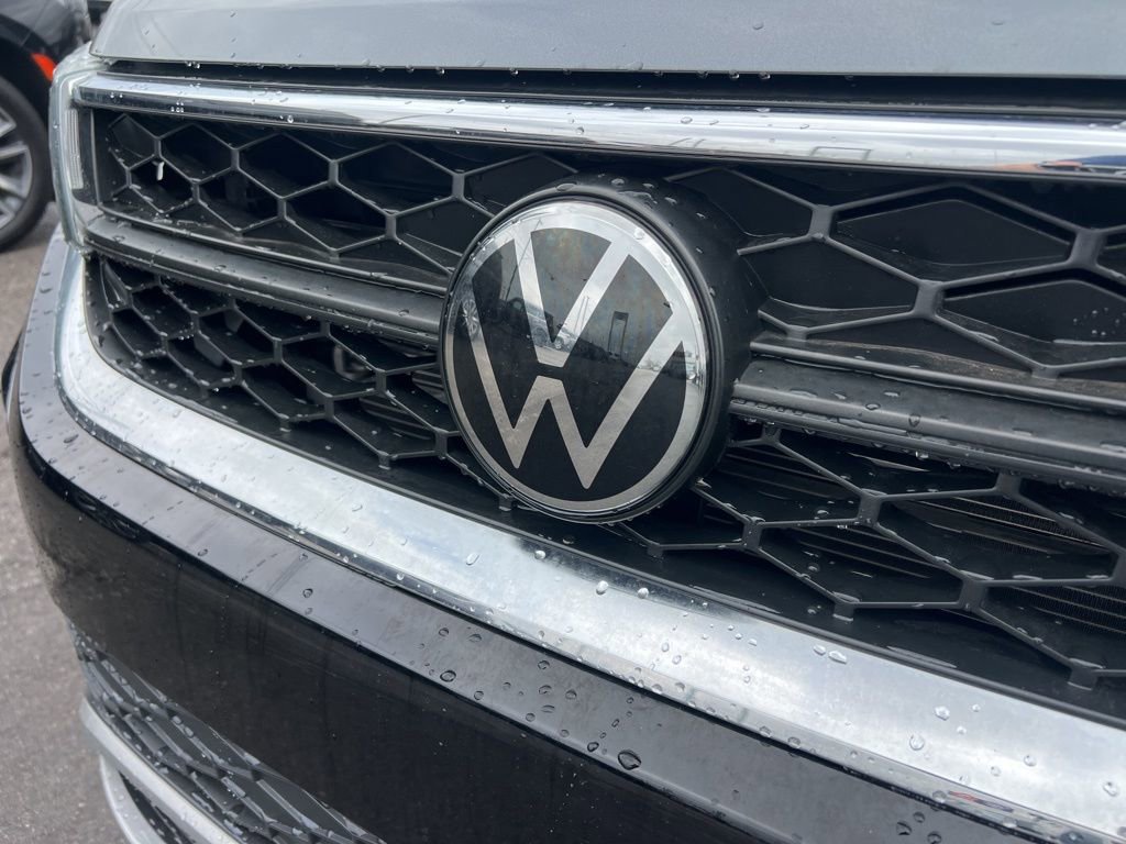 Used 2023 Volkswagen Taos SE w/ Panoramic Sunroof Package image 11