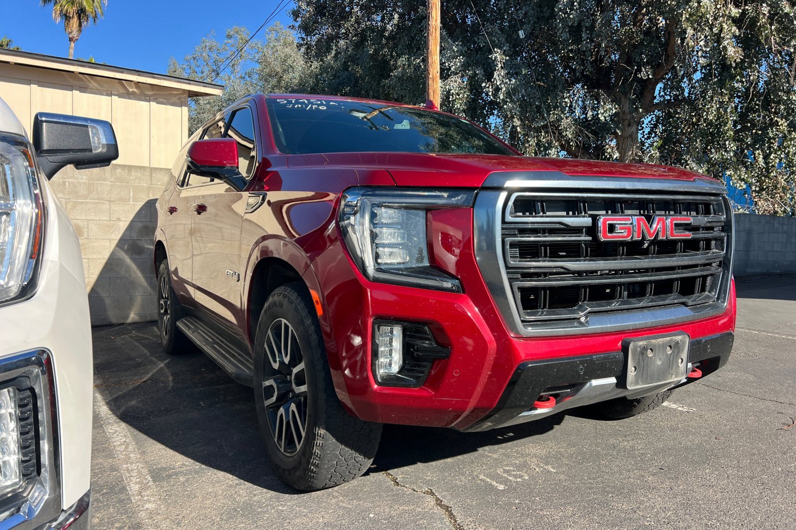 Used 2021 GMC Yukon AT4 w/ Technology Package image 2