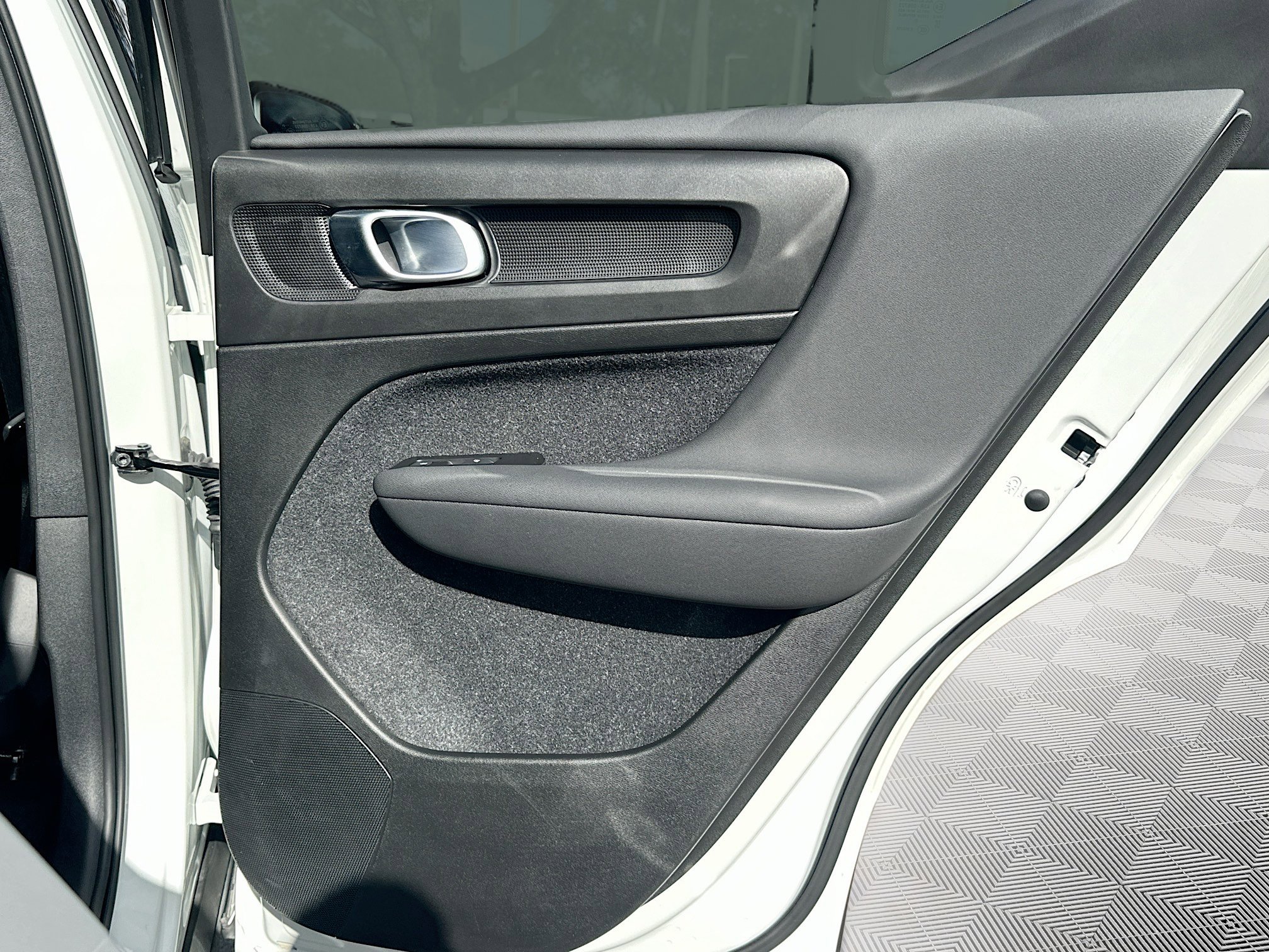 Used 2021 Volvo XC40 T4 R-Design image 32