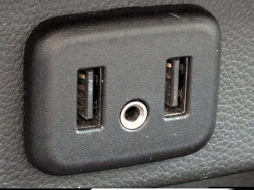 Used 2021 Chevrolet Traverse LT image 21