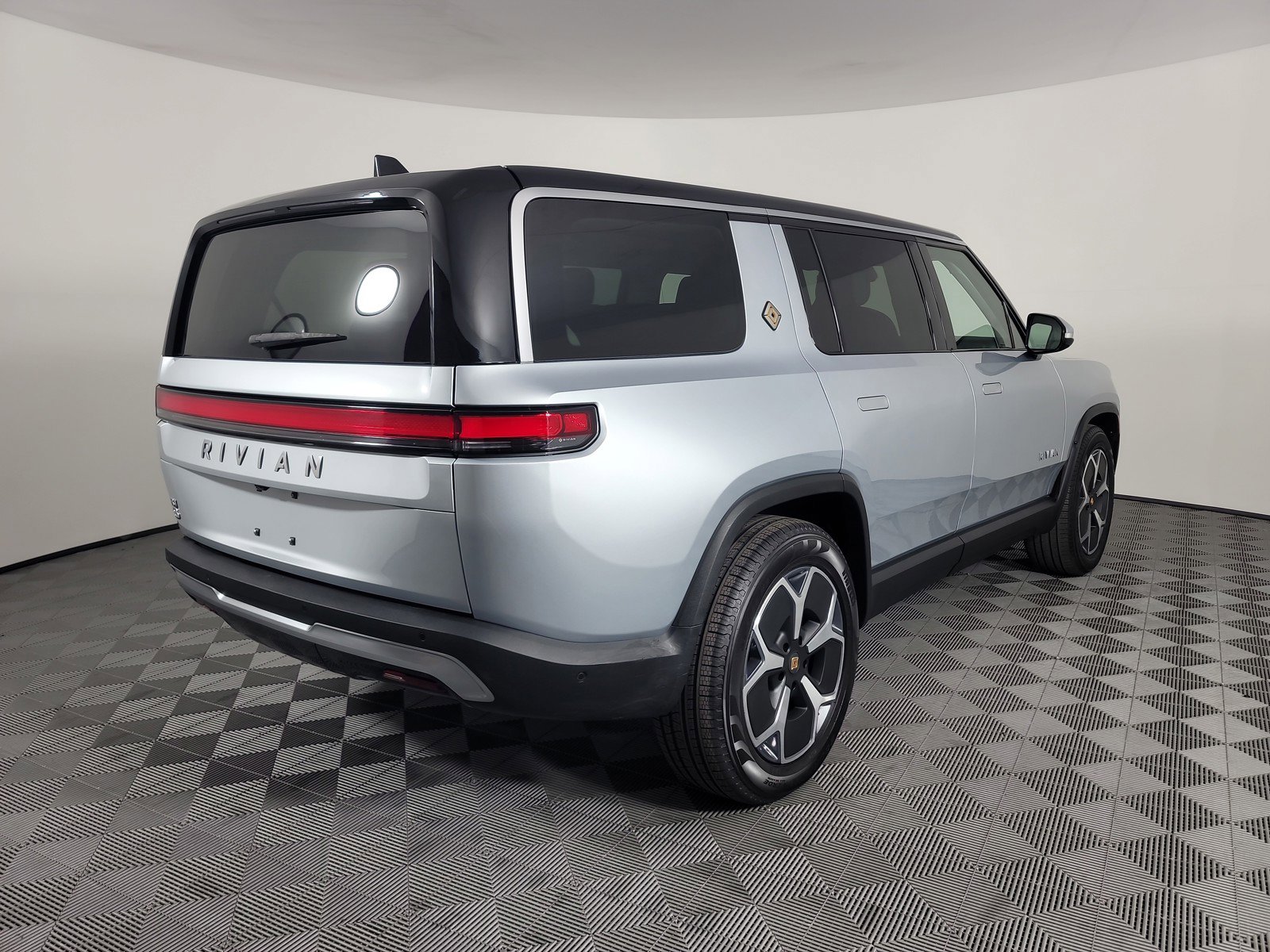 Used 2024 Rivian R1S Adventure image 5