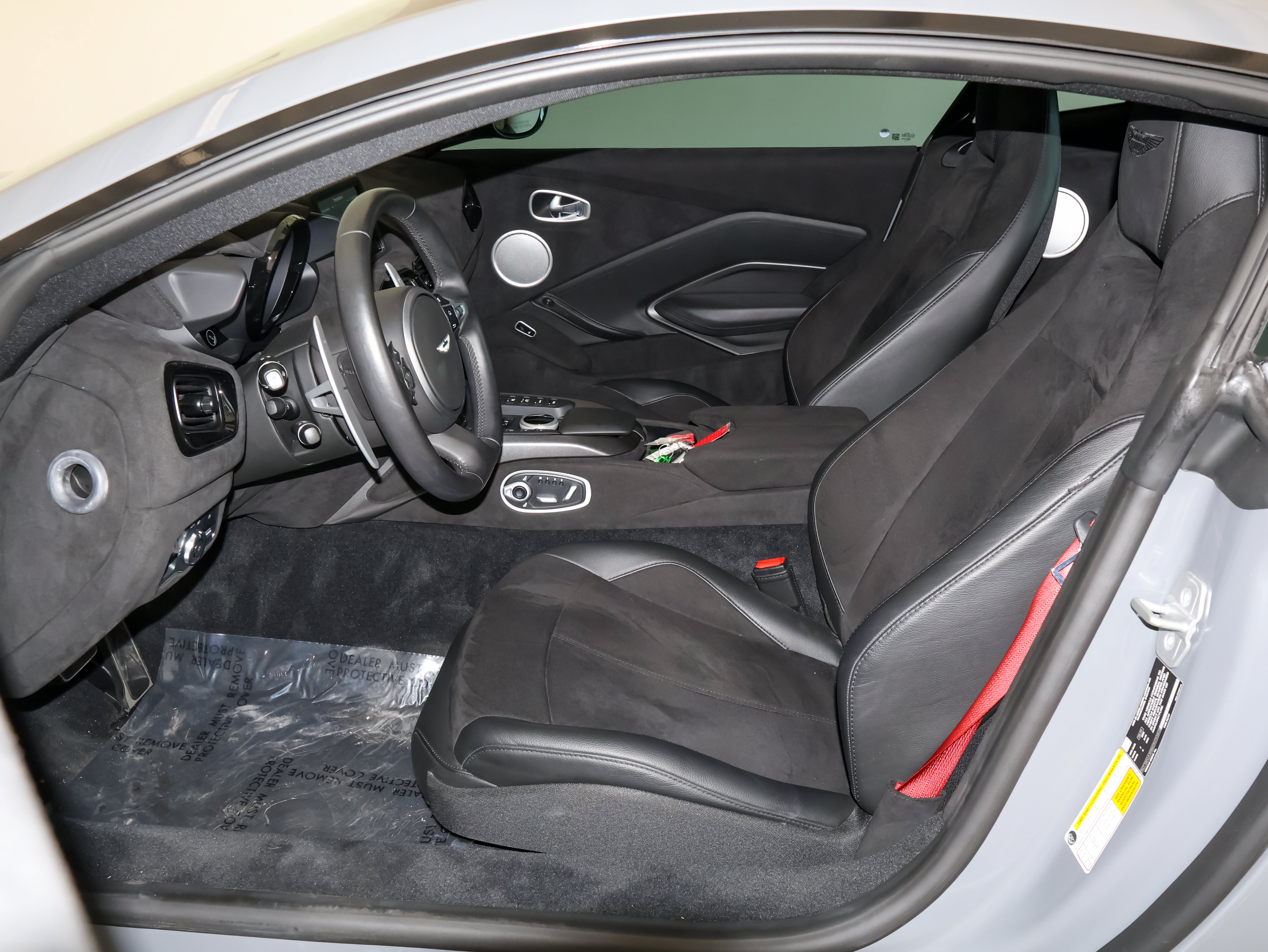 Used 2021 Aston Martin V8 Vantage Coupe RWD image 11