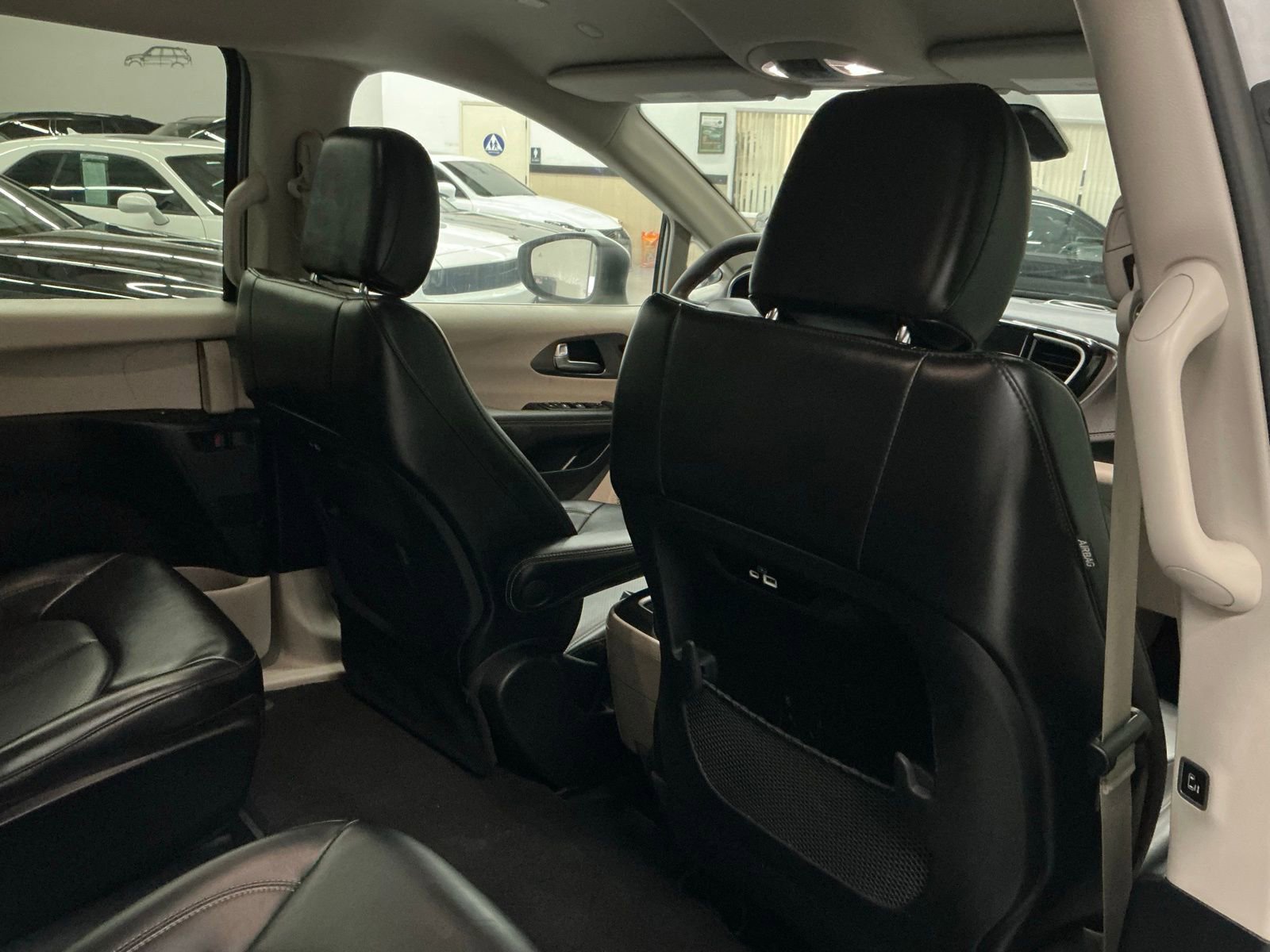 Used 2023 Chrysler Pacifica Touring-L image 16