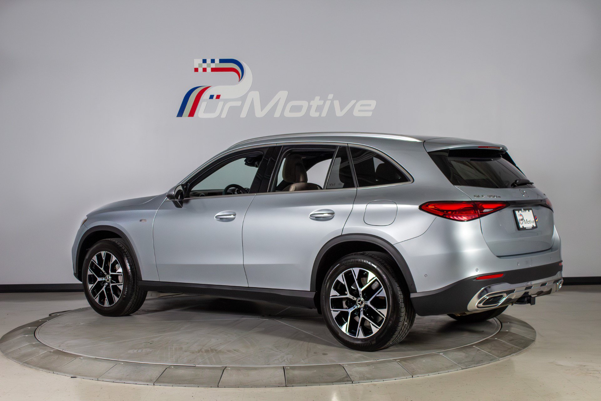 Used 2025 Mercedes-Benz GLC 350e 4MATIC image 3