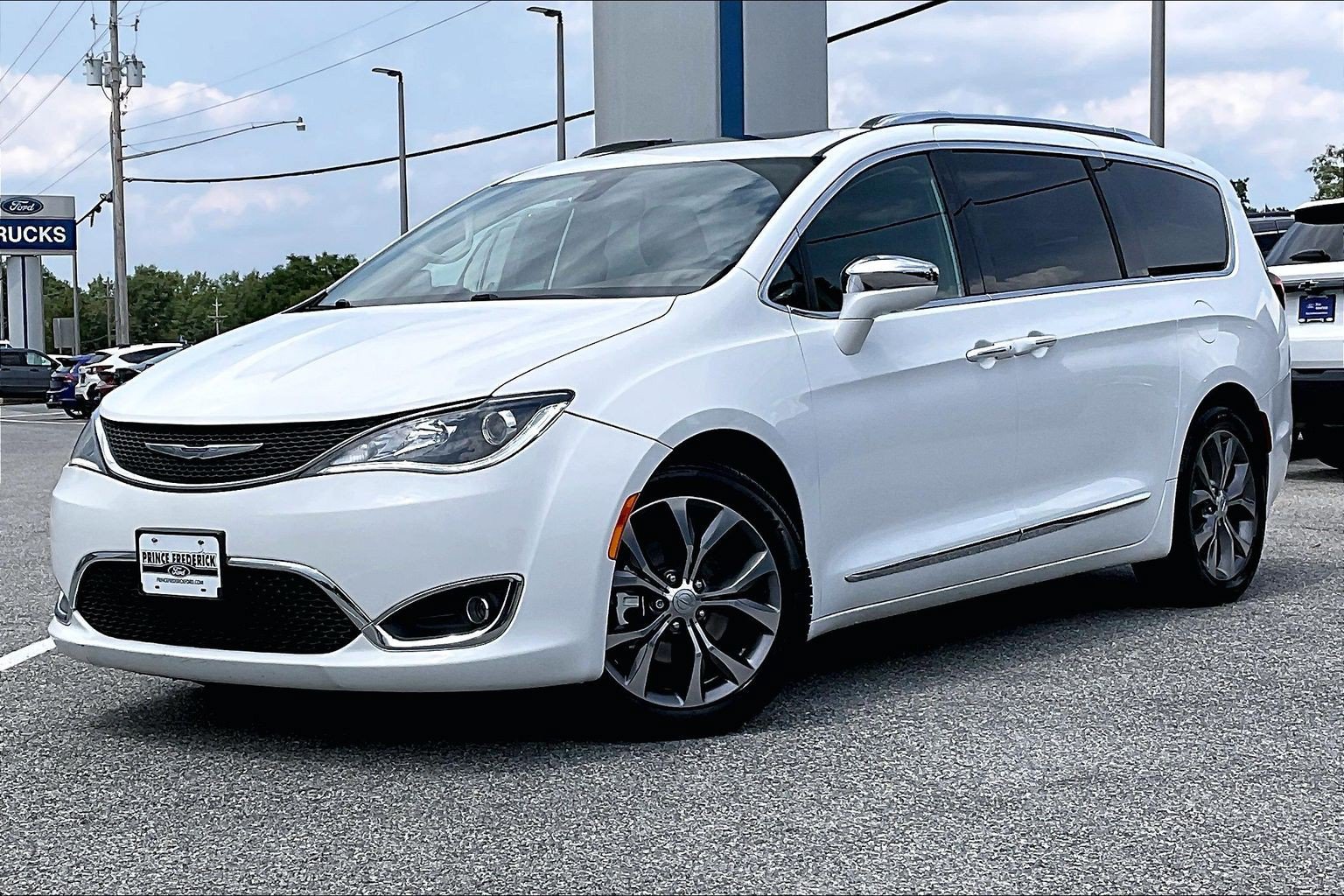 Used 2018 Chrysler Pacifica Limited w/ Tire & Wheel Group FWD image 3