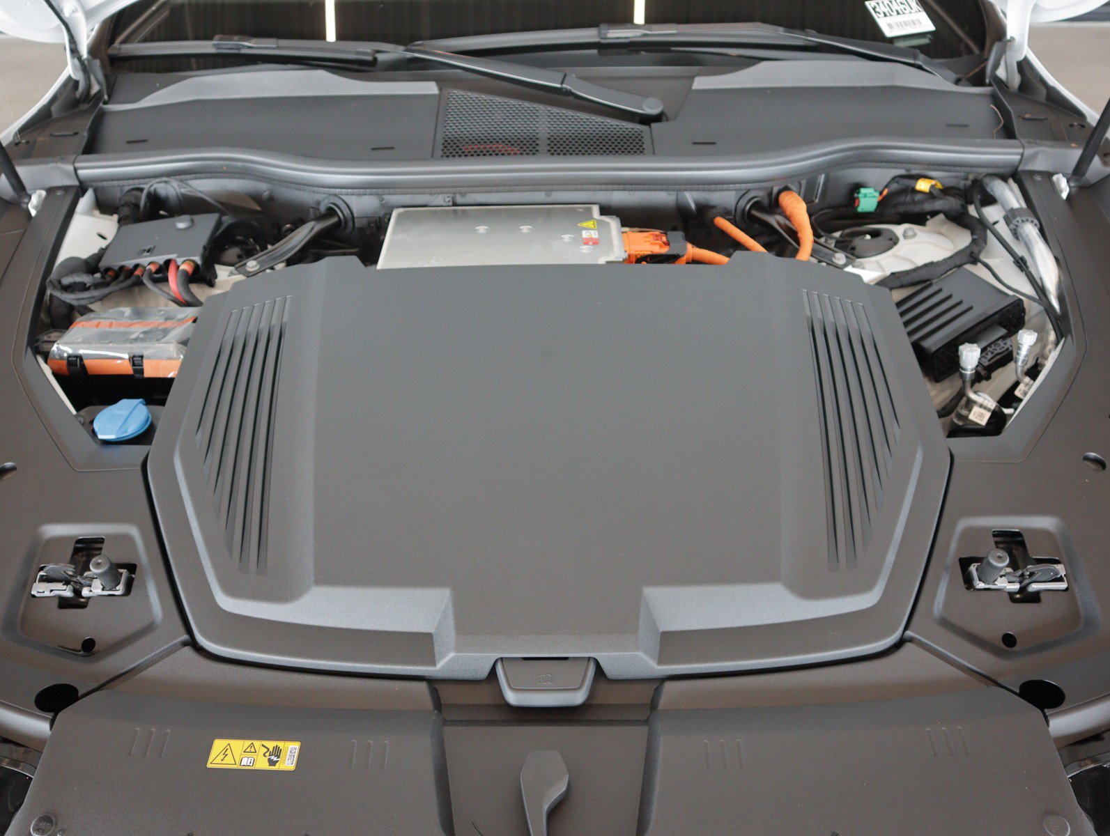 Used 2024 Audi Q8 e-tron Premium Plus w/ Premium Plus Package image 4