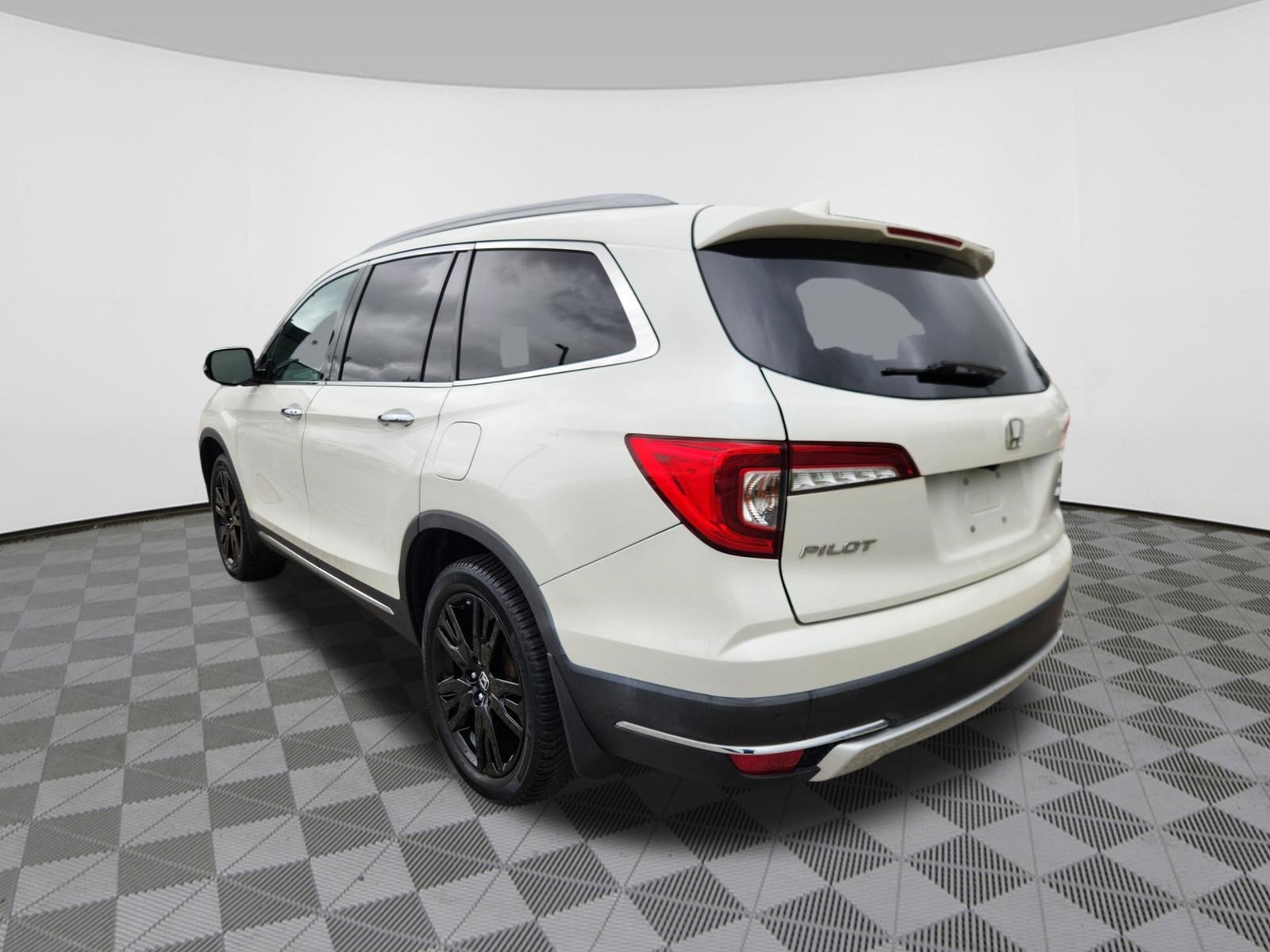 Used 2019 Honda Pilot Elite image 3