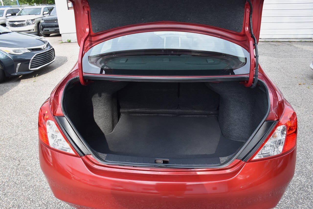 Used 2014 Nissan Versa SV FWD image 13