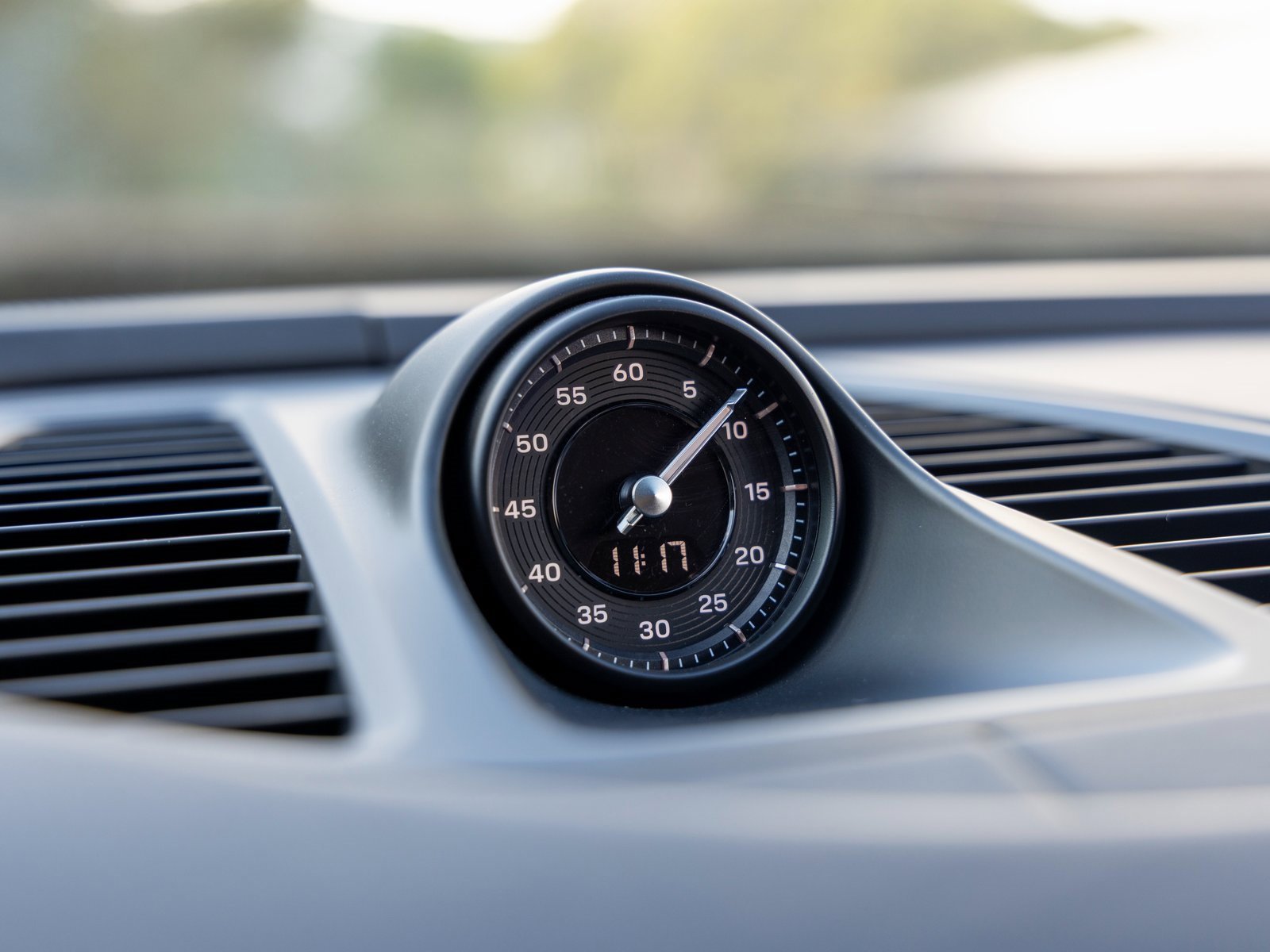 Certified 2024 Porsche Macan 4 Electric image 33