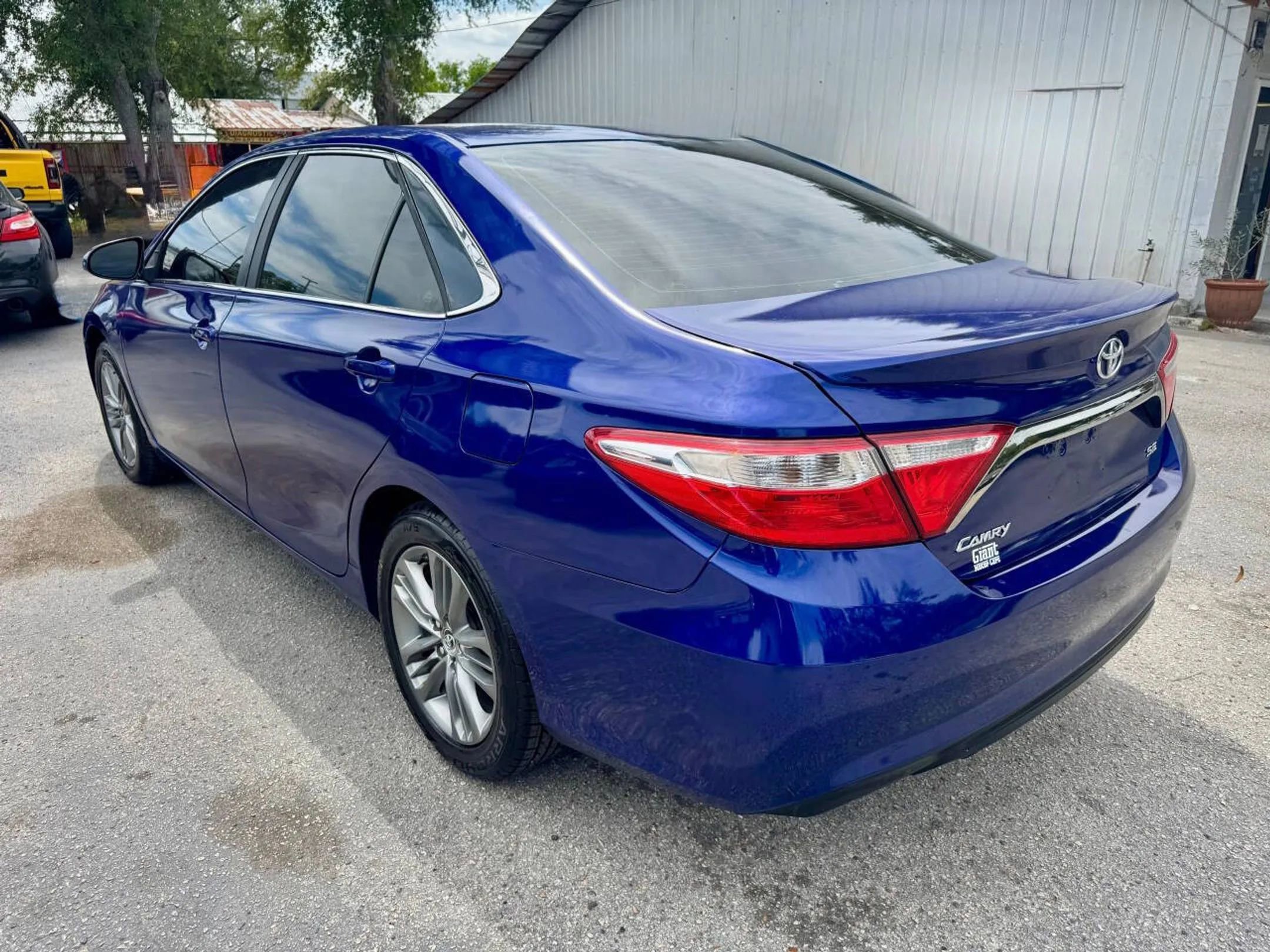 Used 2015 Toyota Camry SE FWD image 5