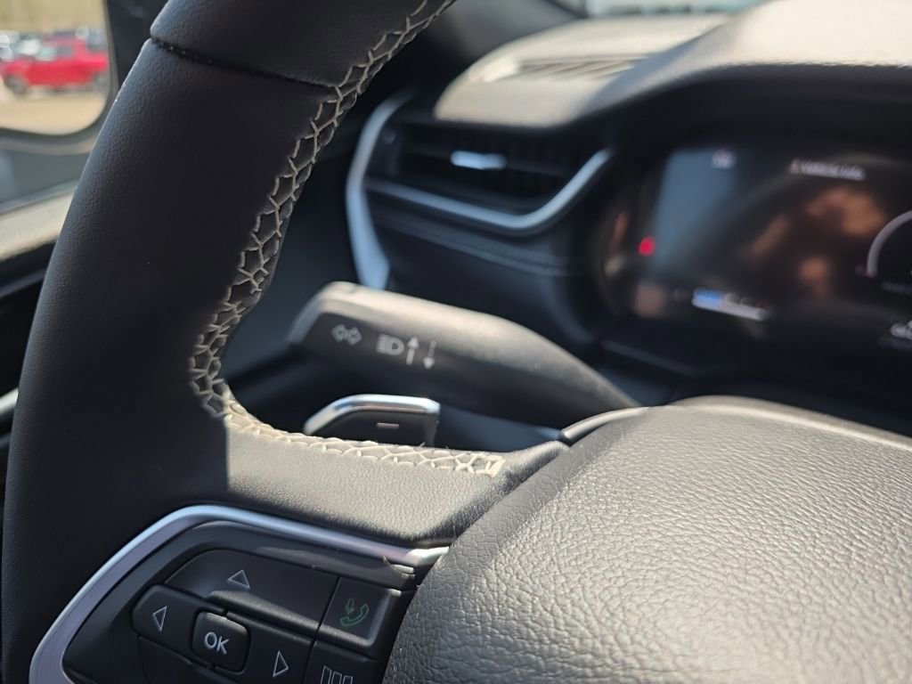 Used 2024 Jeep Grand Cherokee L Altitude image 14