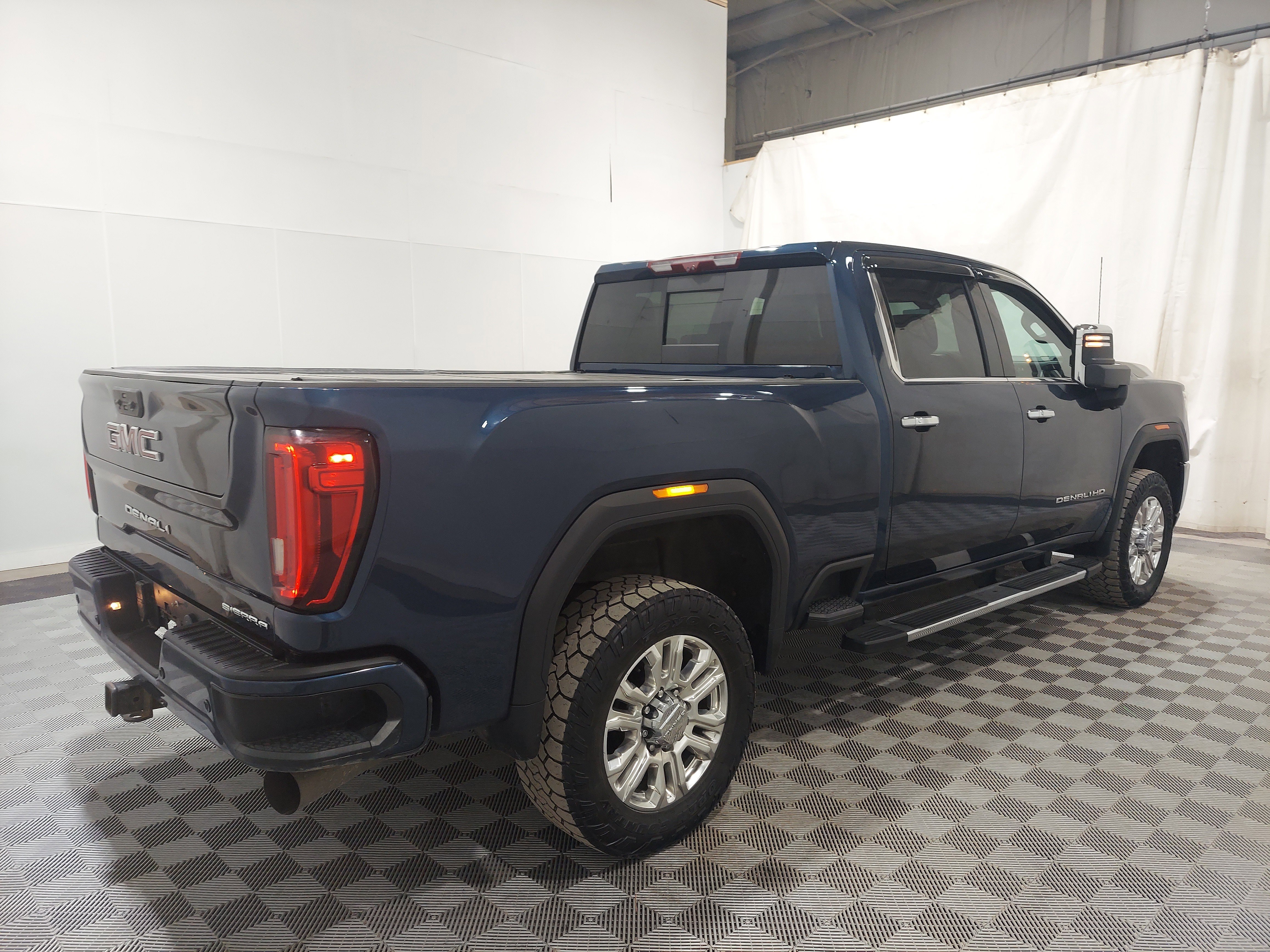Used 2023 GMC Sierra 2500 Denali w/ Denali Ultimate Package AWD/4WD image 3