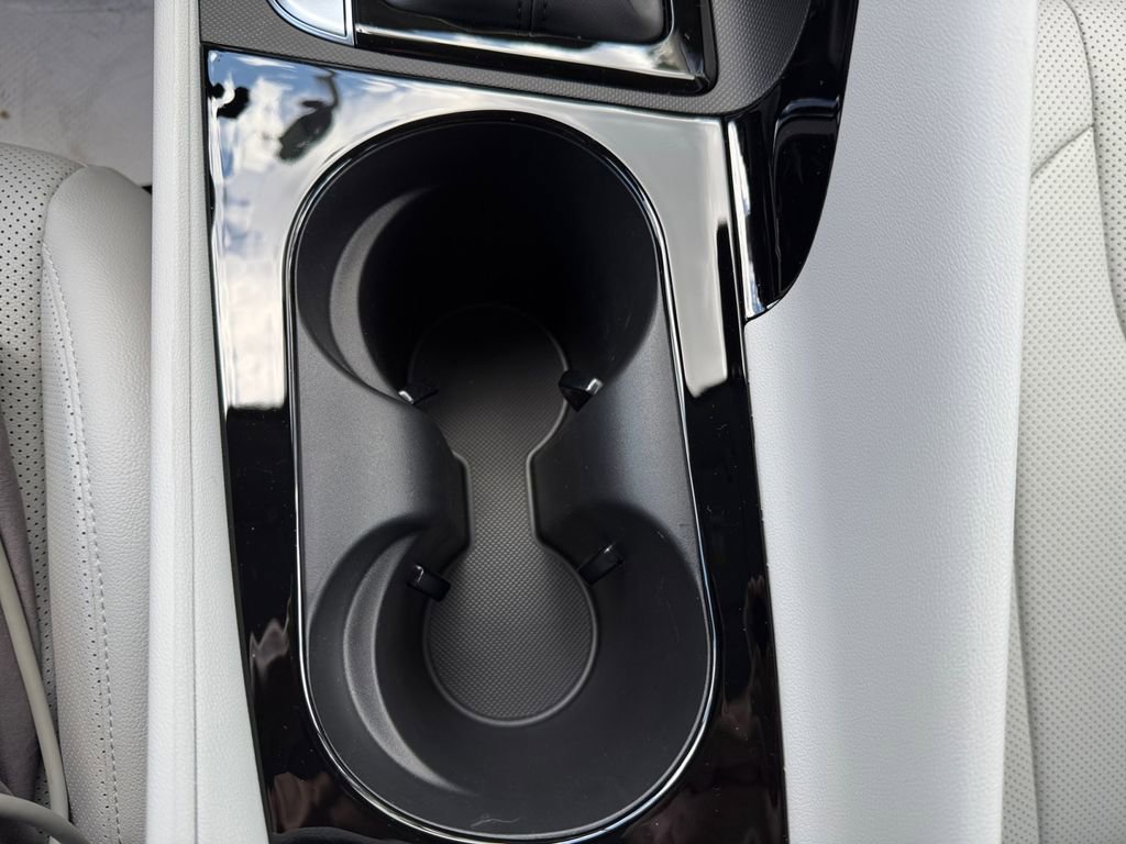 Used 2025 Hyundai Elantra Limited image 21