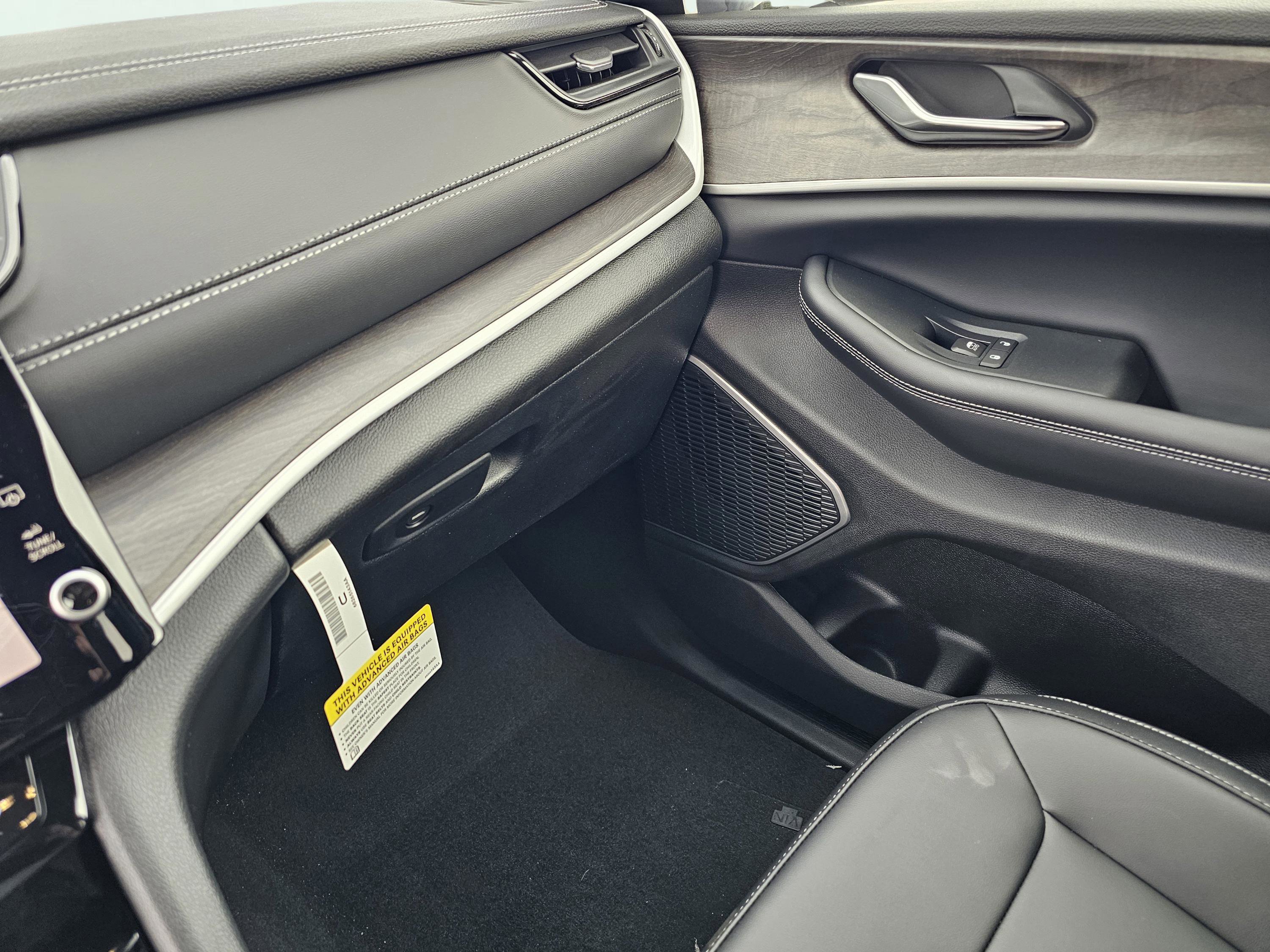 New 2026 Jeep Grand Cherokee Limited RWD image 27