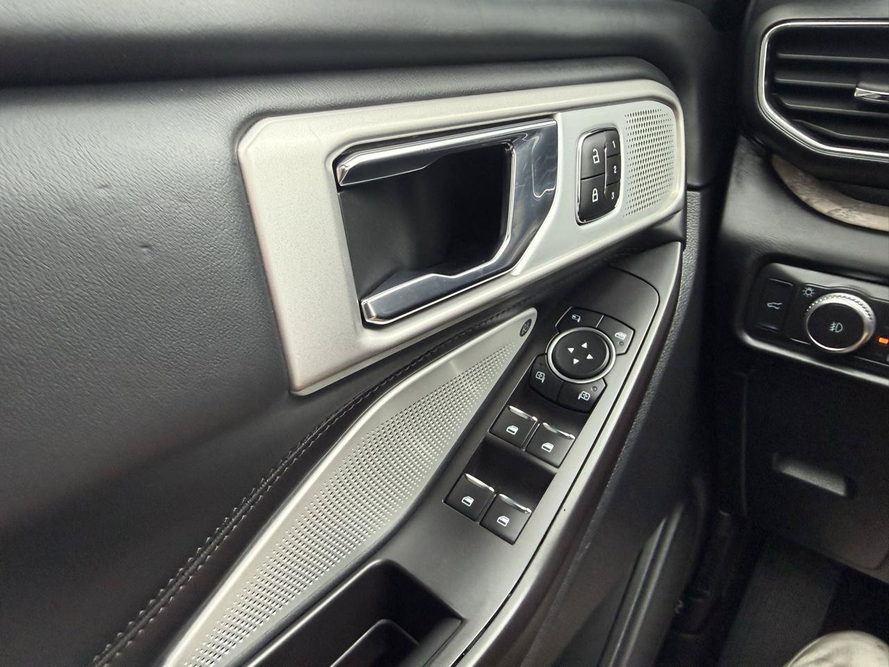 Used 2020 Ford Explorer Platinum w/ Premium Technology Package AWD/4WD image 27