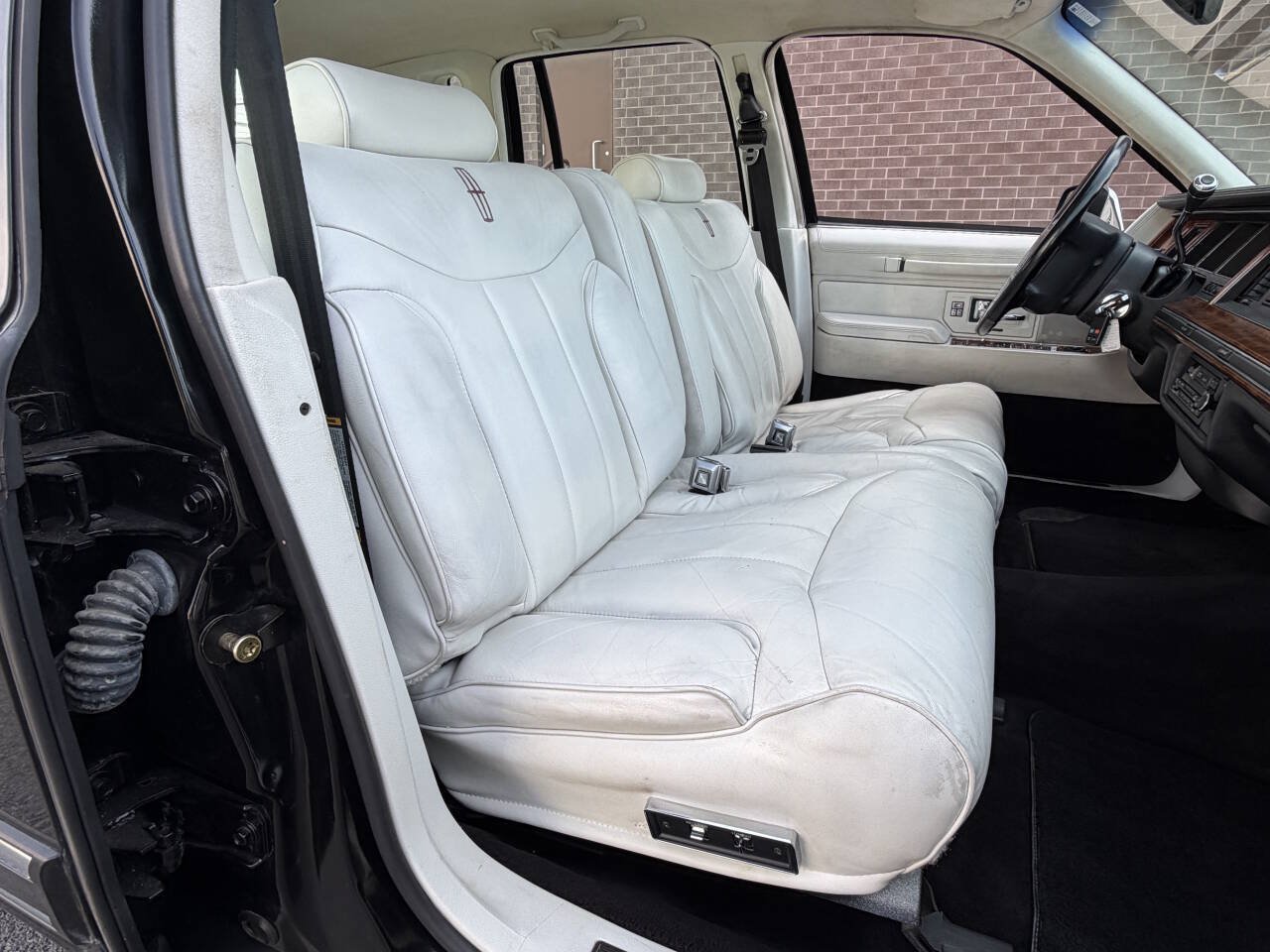 Used 1994 Lincoln Town Car Signature RWD image 26