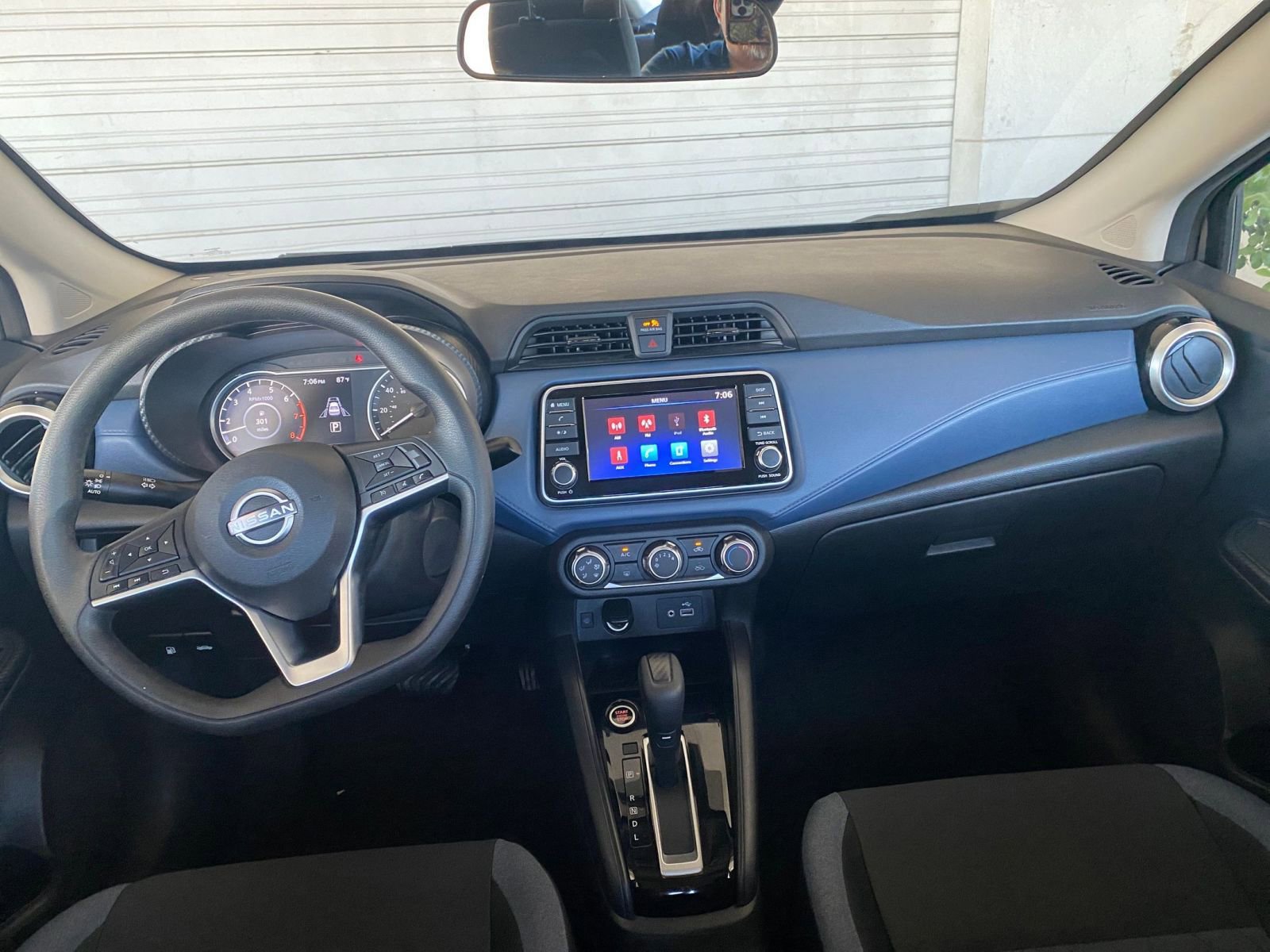 Used 2025 Nissan Versa SV FWD image 33