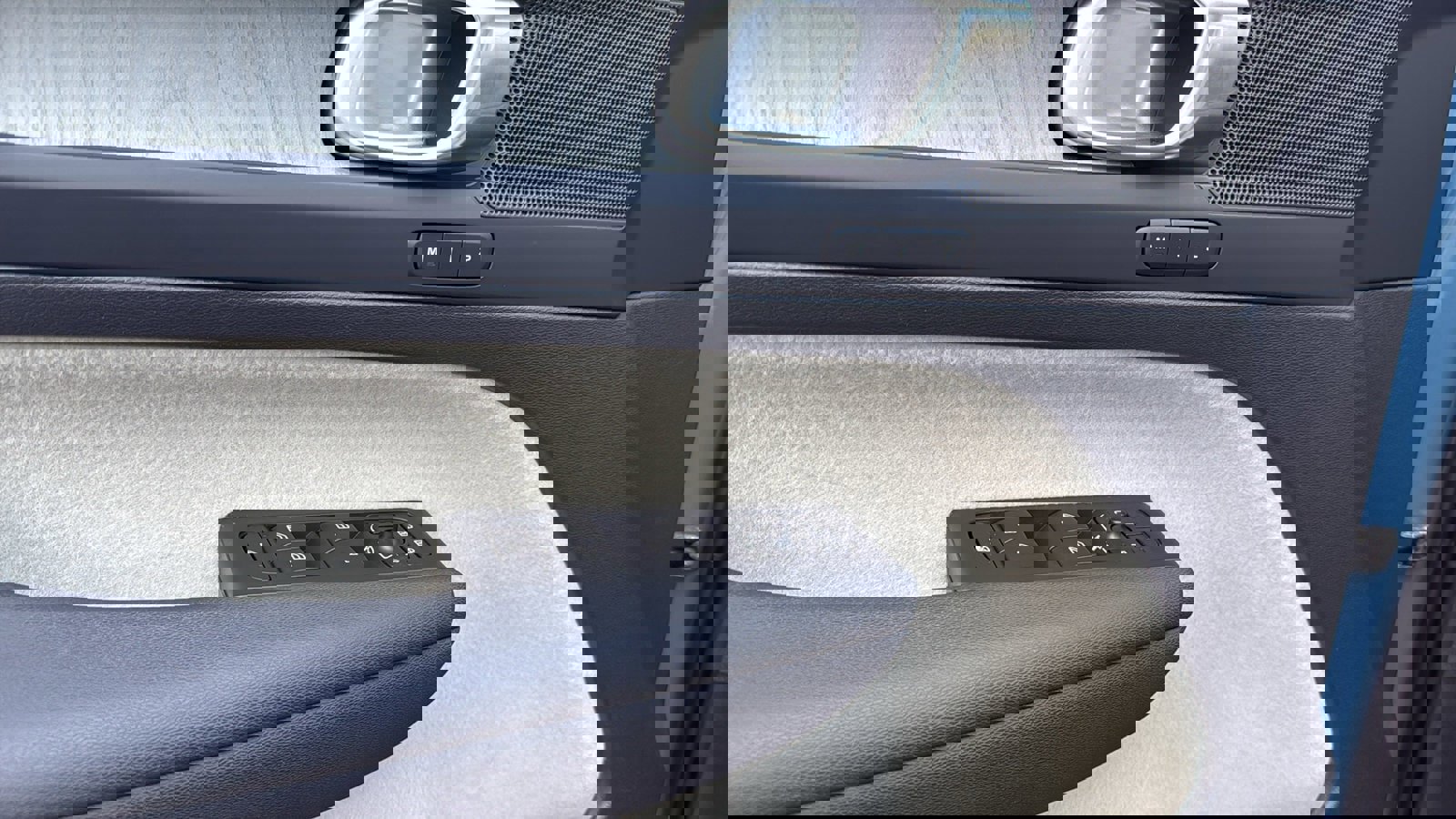 Used 2023 Volvo XC40 B5 Plus w/ Climate Package image 14