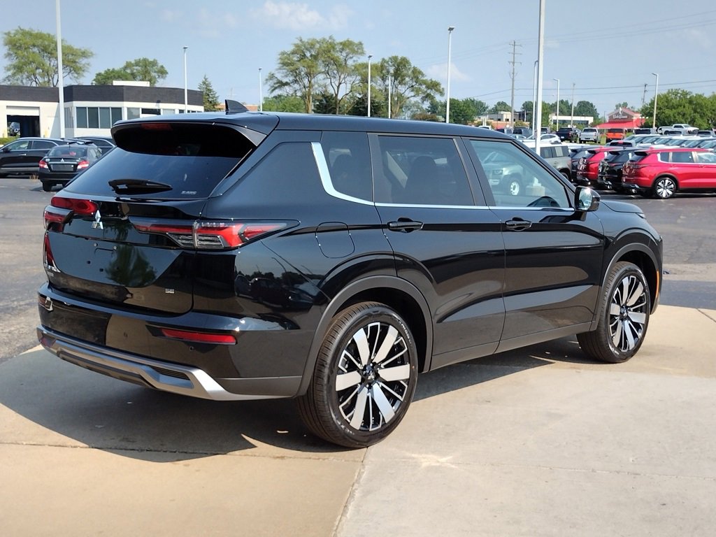 New 2025 Mitsubishi Outlander SE image 15