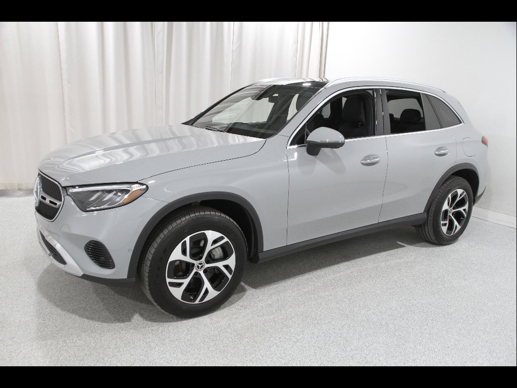 Used 2025 Mercedes-Benz GLC 350e 4MATIC image 3