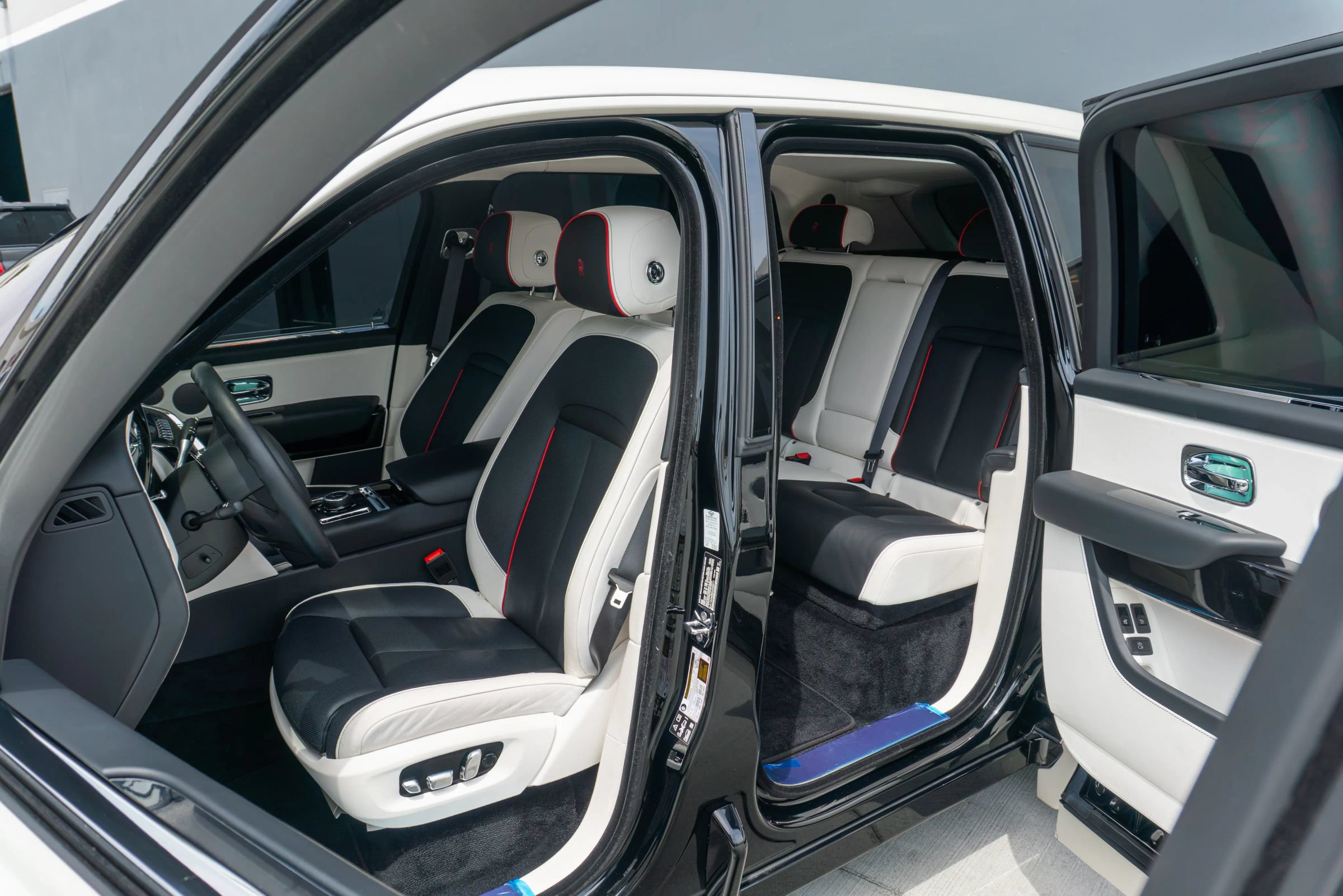 Used 2025 Rolls-Royce Cullinan AWD/4WD image 55