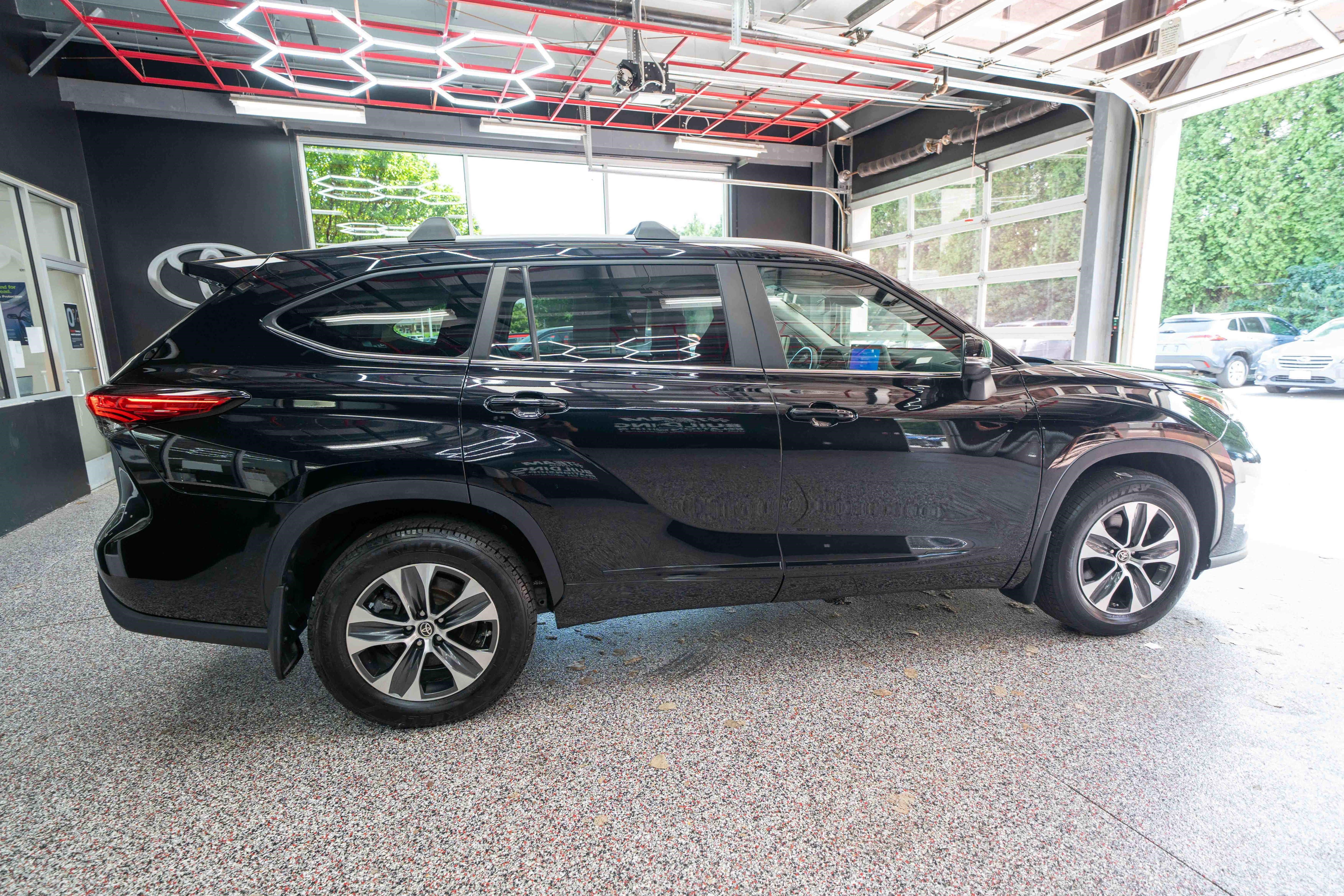 Used 2023 Toyota Highlander XLE AWD/4WD image 4