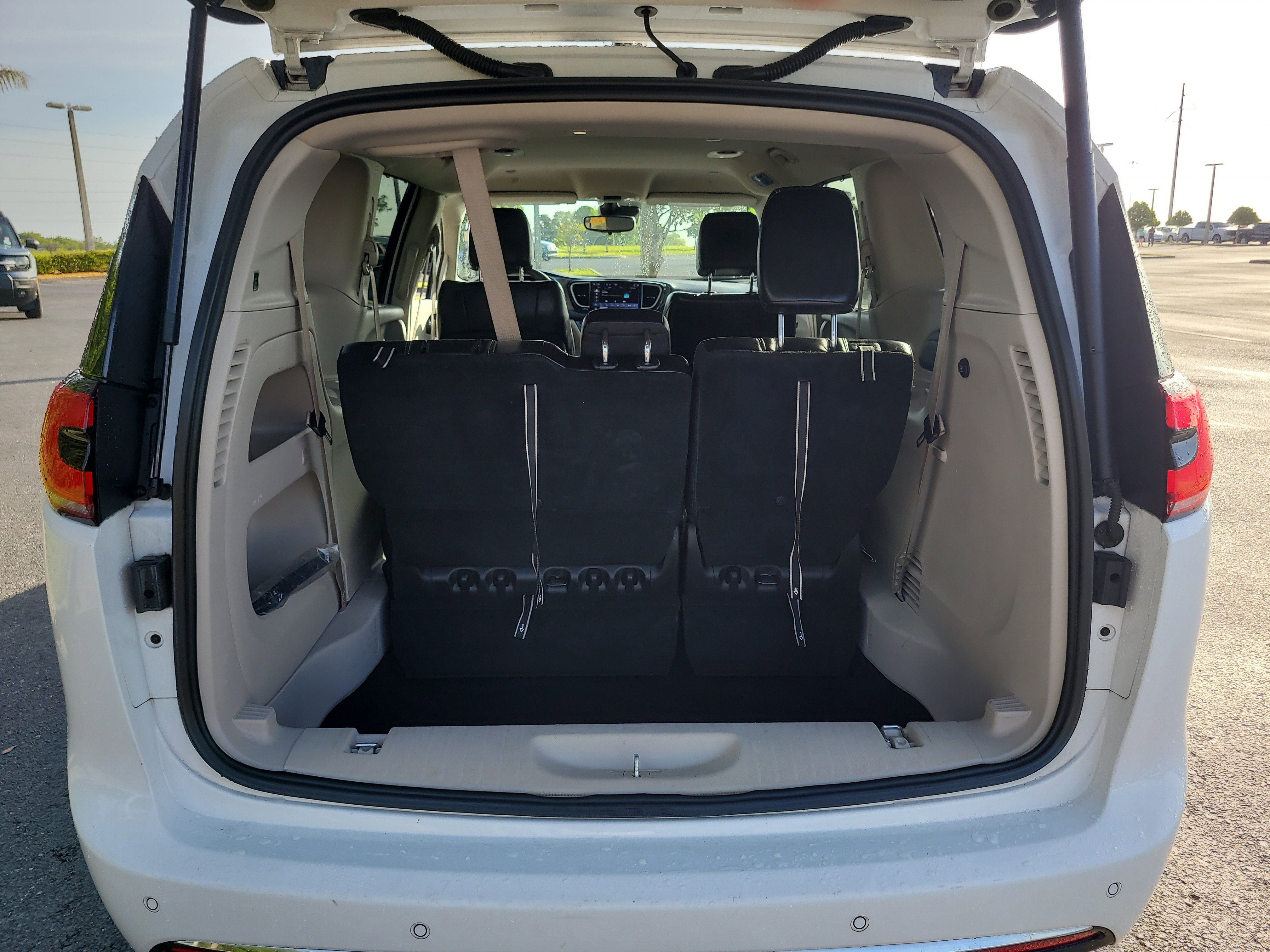 Used 2023 Chrysler Pacifica Touring-L image 11