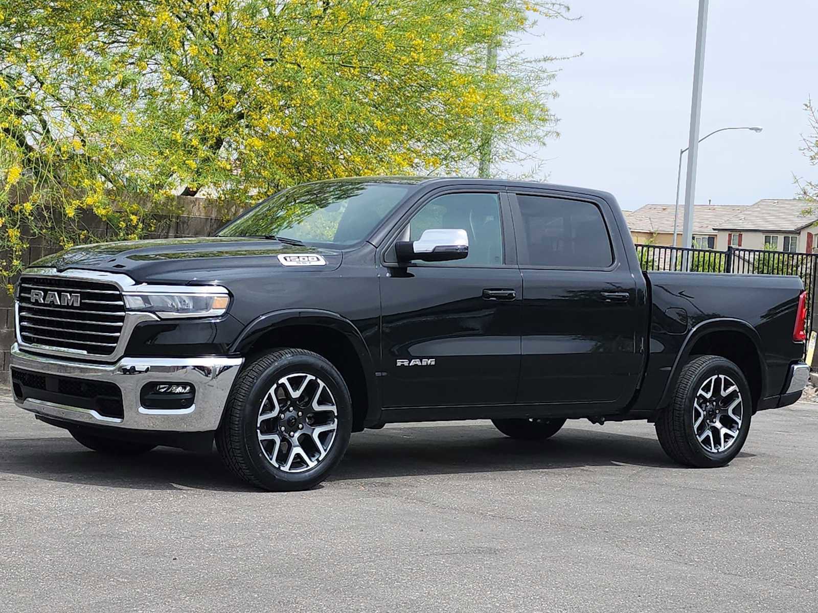 Used 2025 RAM 1500 Laramie AWD/4WD image 5