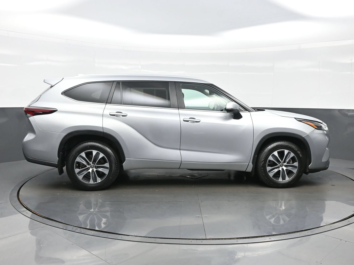 Used 2024 Toyota Highlander XLE AWD/4WD image 7