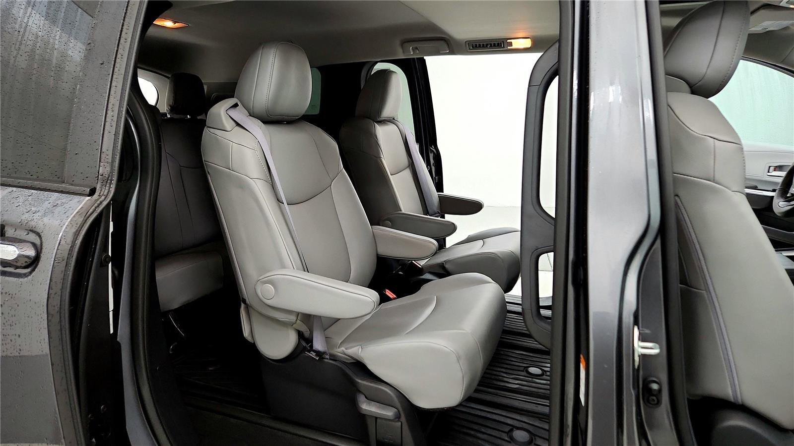 Used 2025 Toyota Sienna XLE w/ XLE Plus Package image 18