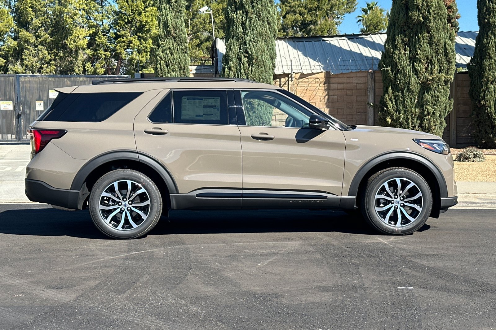 New 2027 Ford Explorer ST-Line w/ Premium Package AWD/4WD image 3