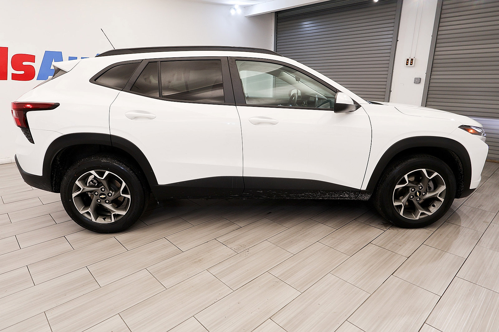 Used 2025 Chevrolet Trax LT FWD image 6