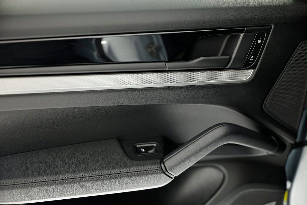 Certified 2025 Porsche Cayenne AWD/4WD image 25